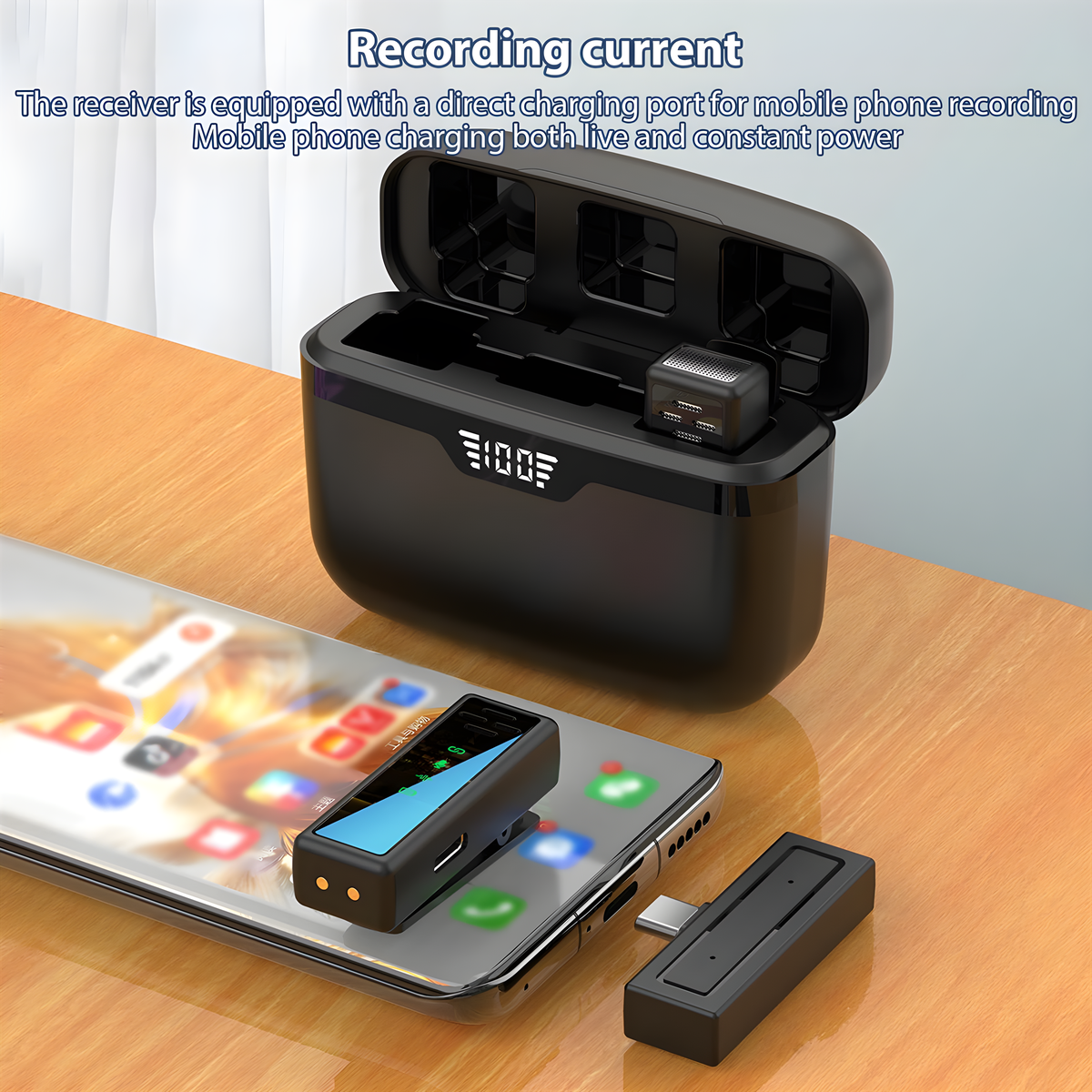Schwarzes Ladecase mit Telefon, drahtlosem Mikrofon und Lade-Dongle.