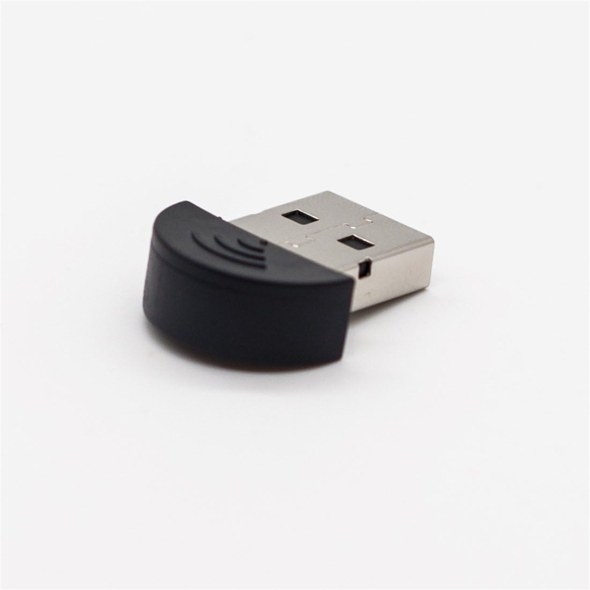 Ein schwarzer USB-Empfänger mit gewölbter Oberseite, vor weißem Hintergrund. Es ist ein kleines Gerät.