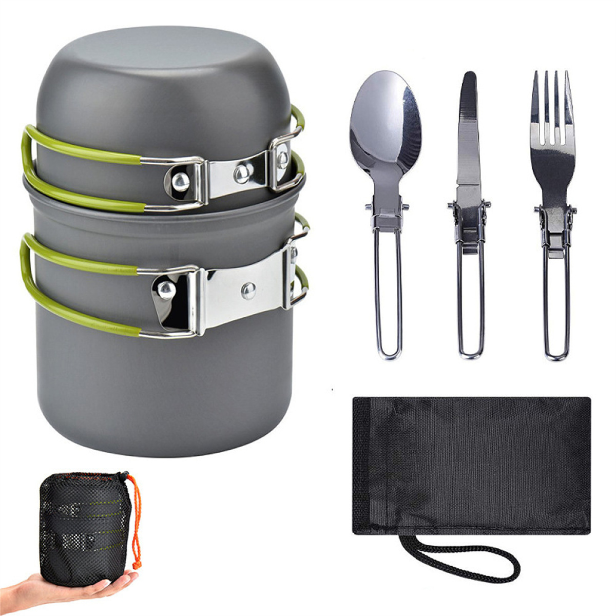 Camping-Kochgeschirr-Set. Enthält zwei Töpfe, einen Löffel, ein Messer, eine Gabel und eine schwarze Tragetasche.