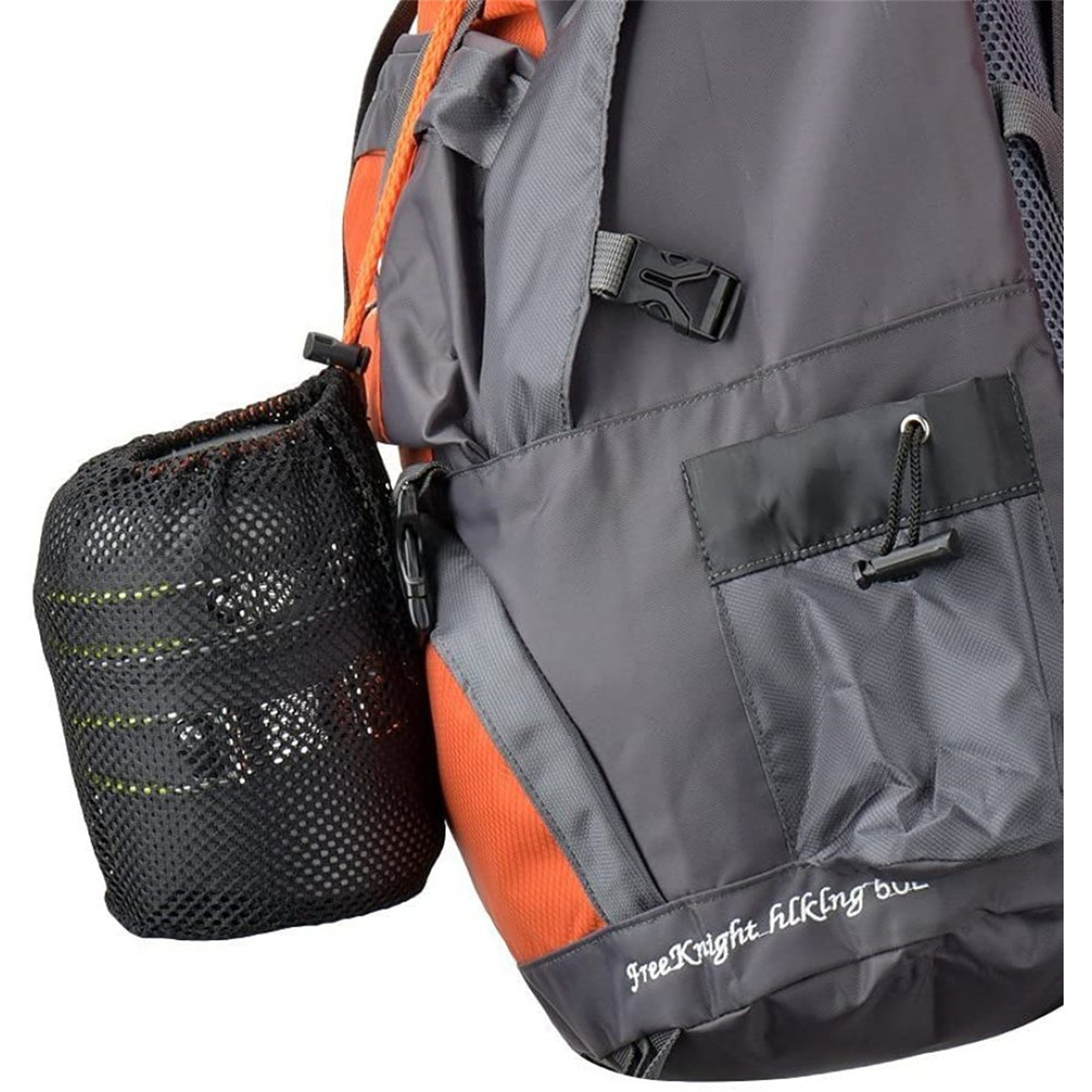 Ein grauer Rucksack mit orangefarbenen Akzenten, einer schwarzen Netztasche und einer schwarzen Tasche.