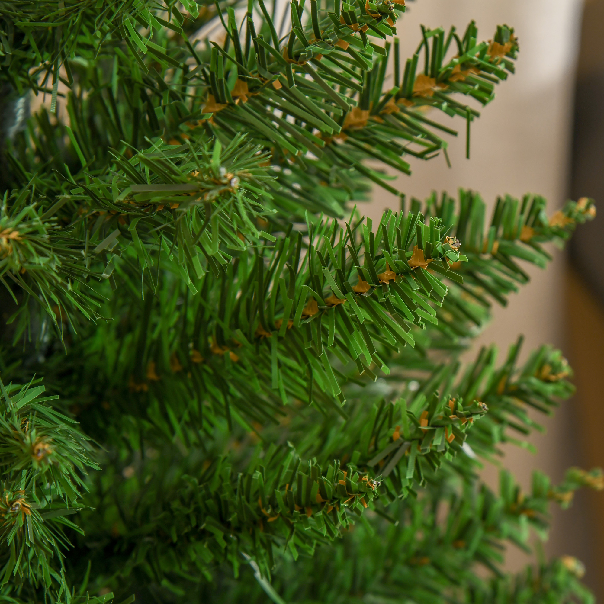 Primer plano de las ramas de un árbol de Navidad verde.
