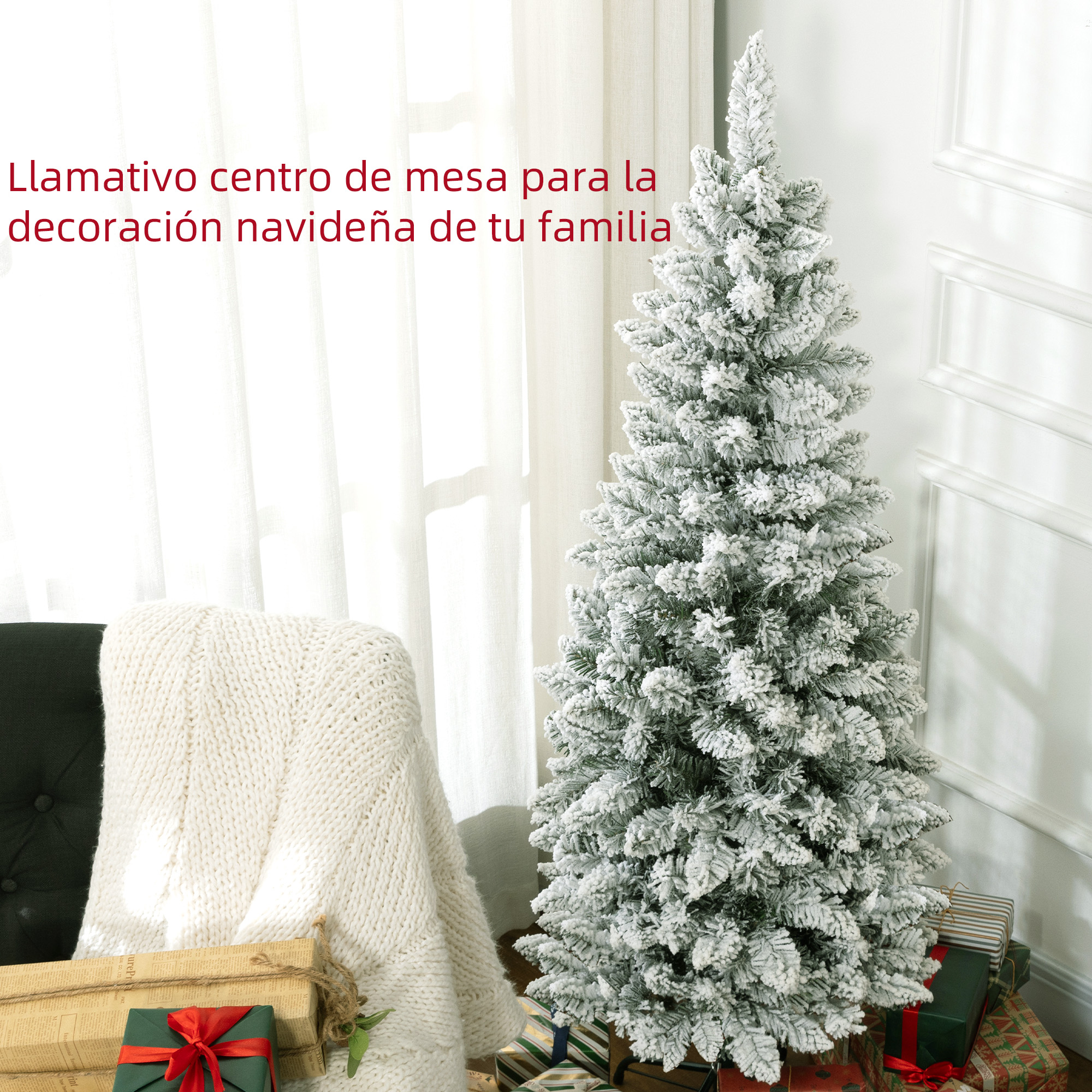 Un árbol de Navidad, cubierto de nieve, con regalos delante.