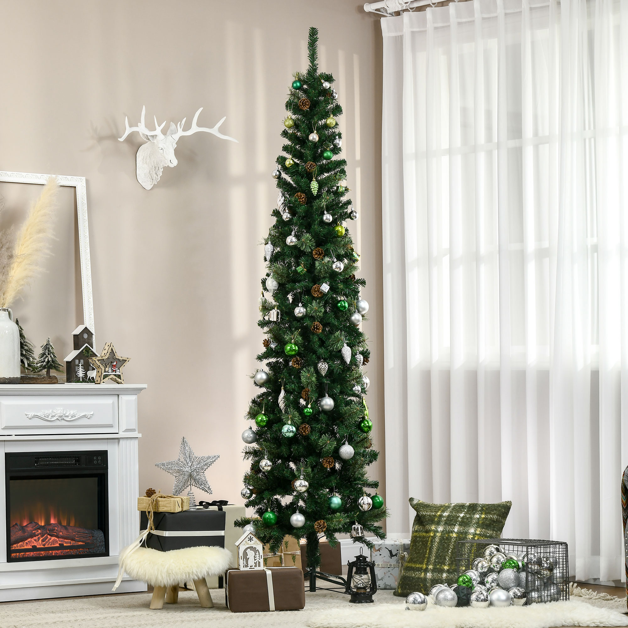 Árbol de Navidad decorado con adornos y regalos. Chimenea y decoración en el fondo.