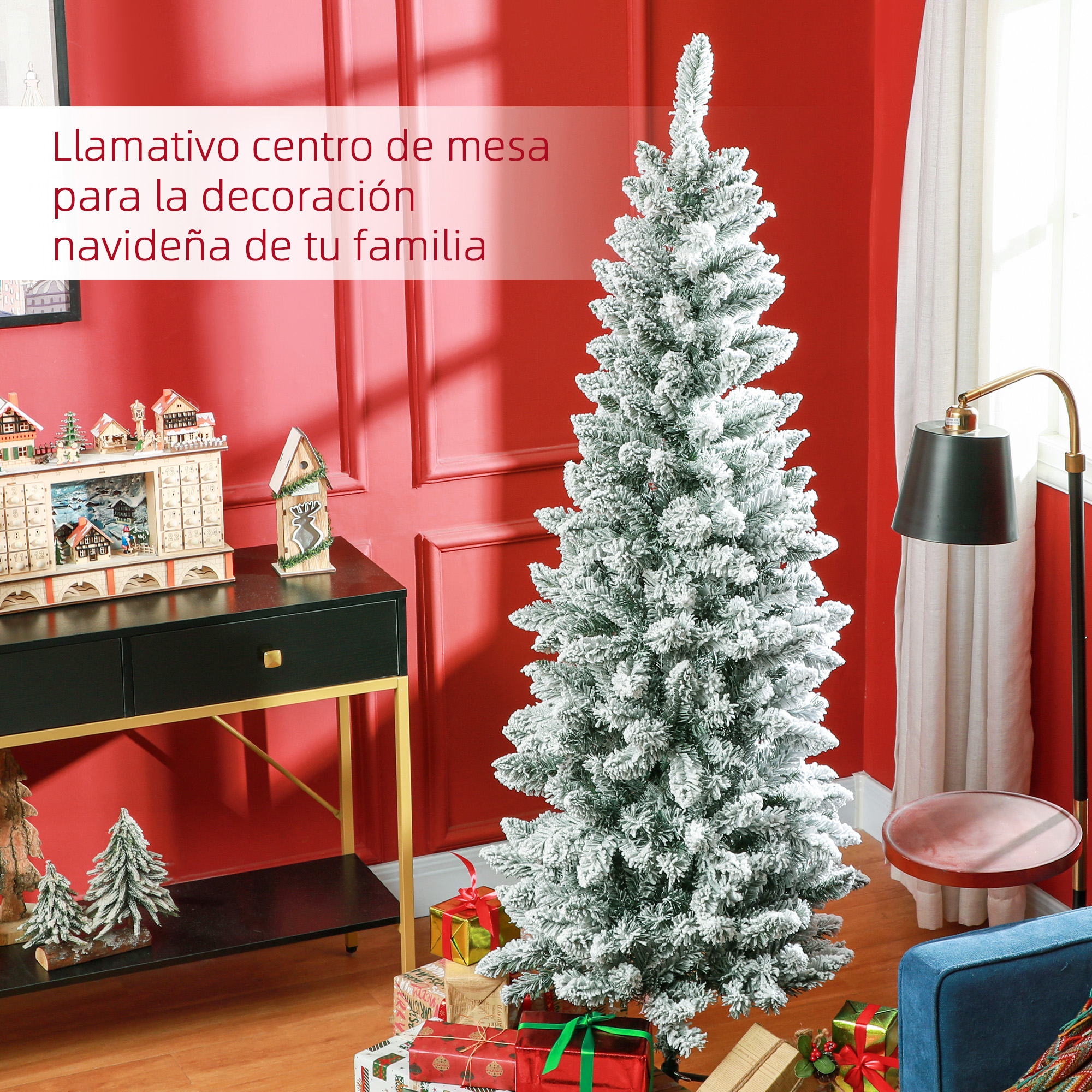 Árbol de Navidad nevado en una habitación decorada para Navidad. Regalos debajo del árbol.