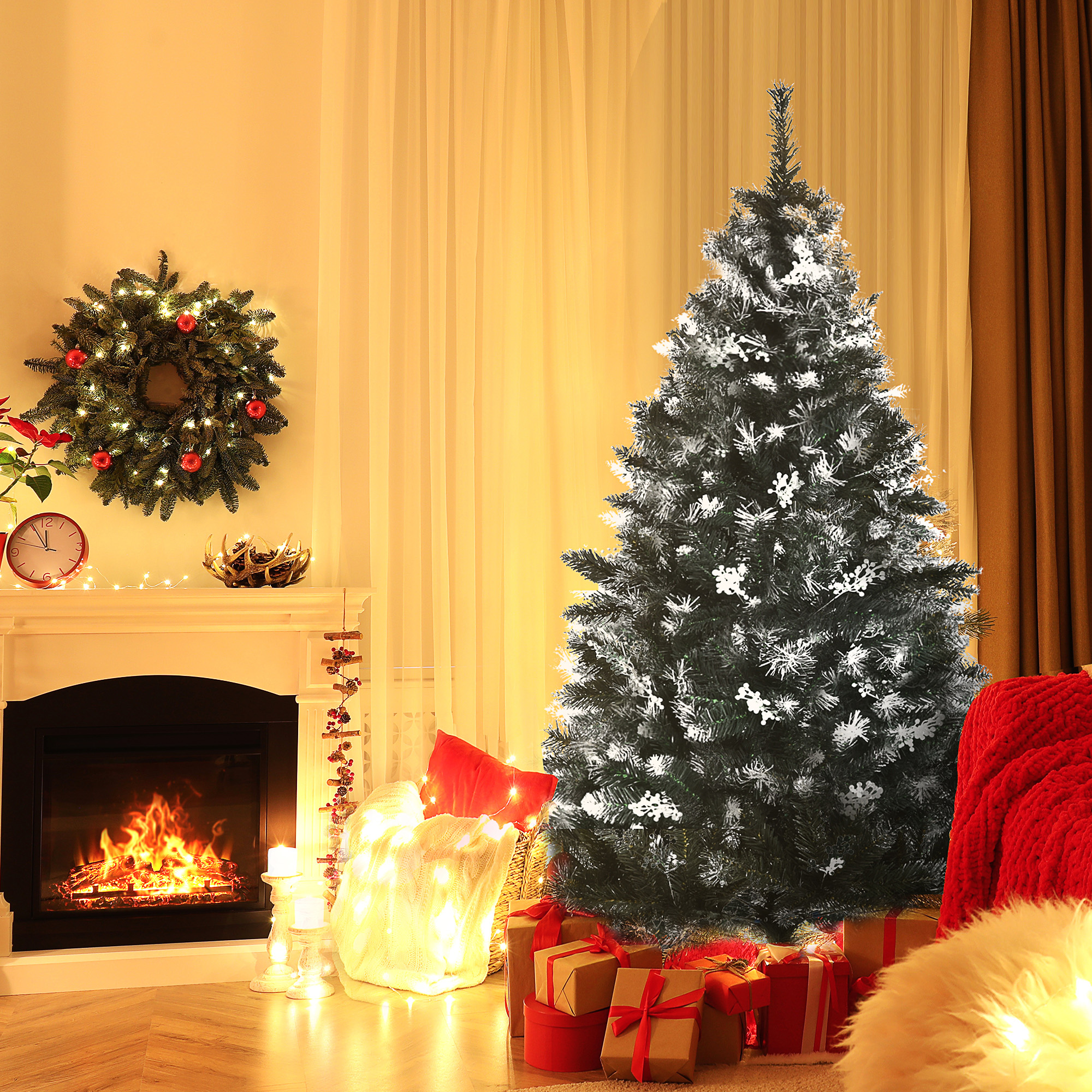 Escena navideña con árbol decorado, chimenea, regalos y corona.