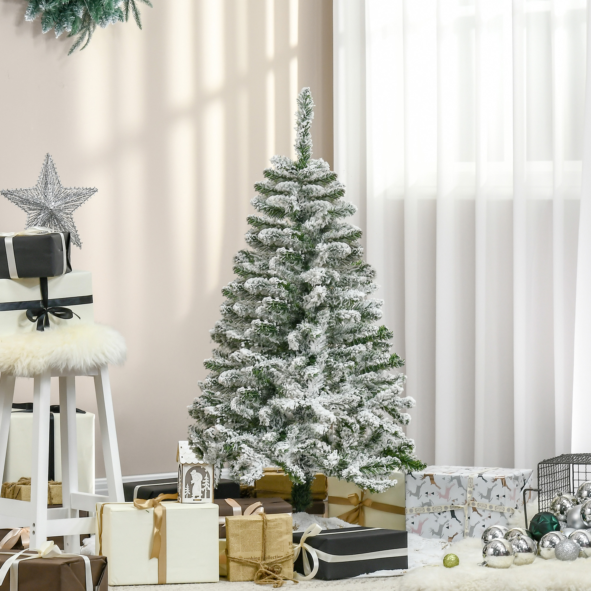 Árbol de Navidad, decorado con regalos, adornos y luces, colocado en una habitación.