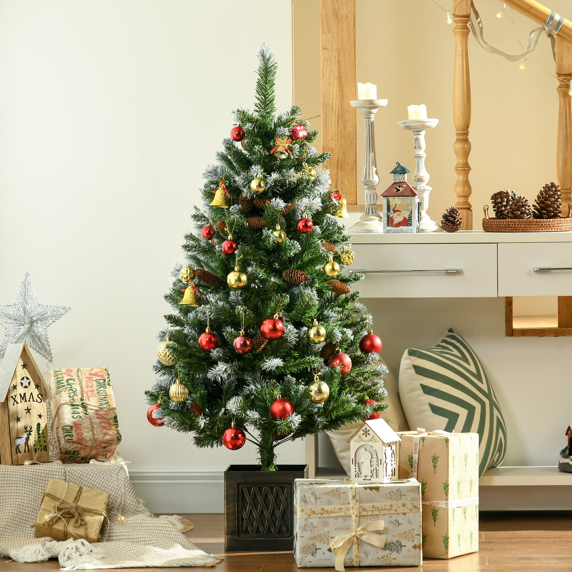 Un árbol de Navidad decorado con adornos rojos y dorados, regalos y velas en una habitación.