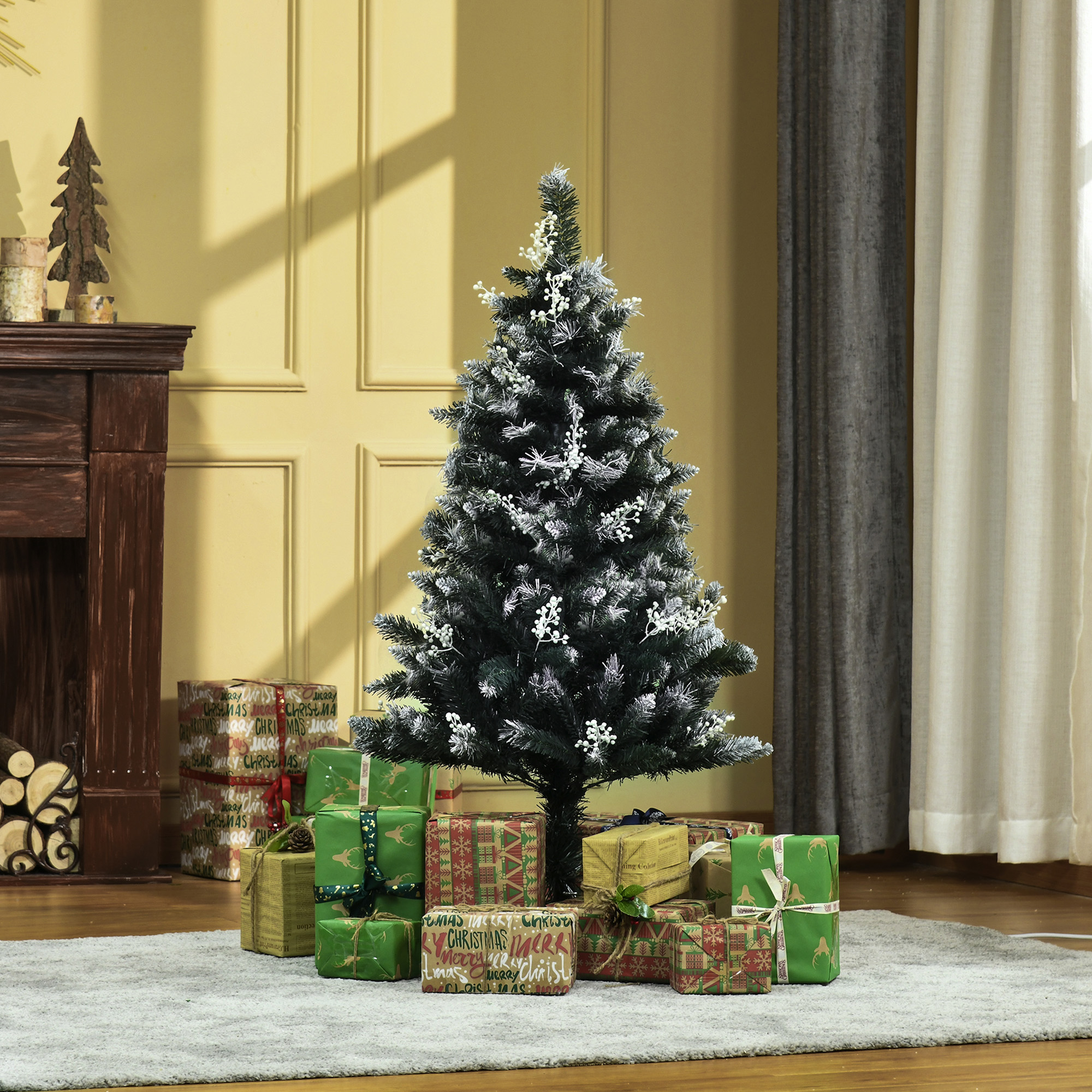 Árbol de Navidad con nieve y adornos, rodeado de regalos envueltos.