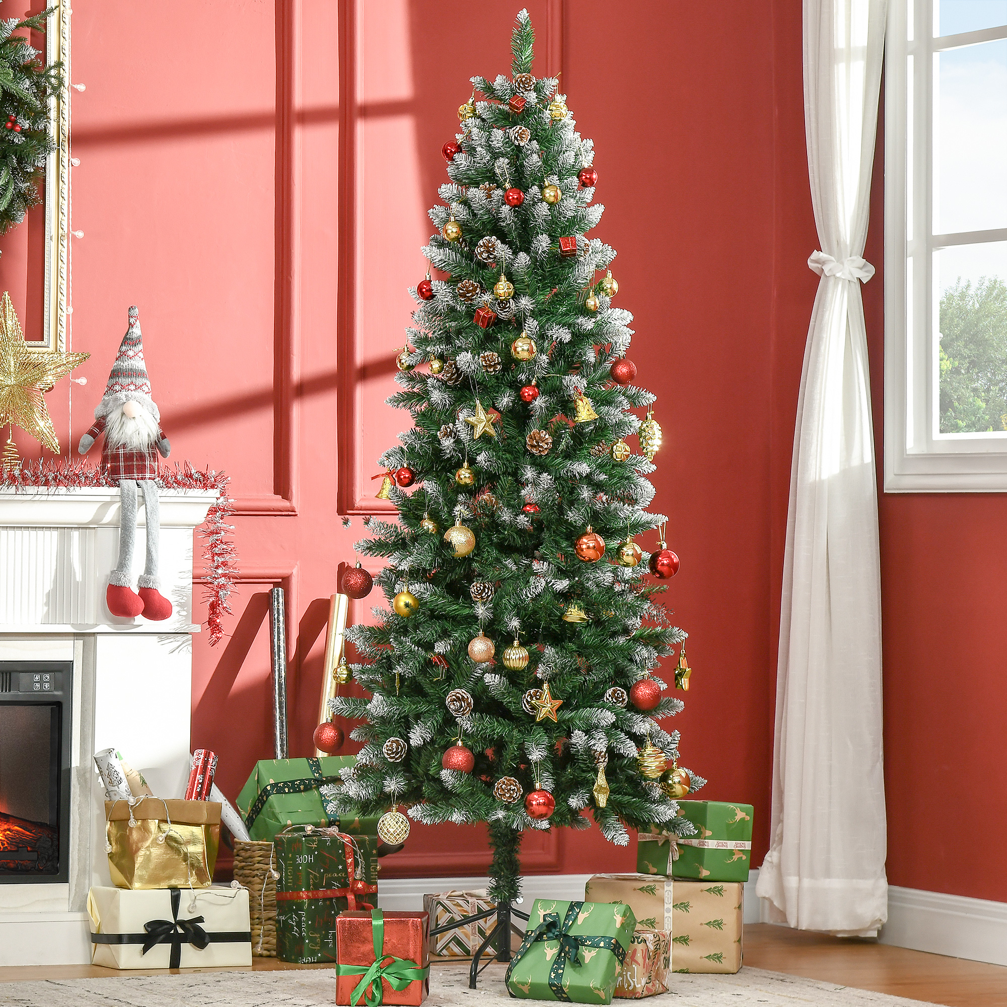Árbol de Navidad decorado con adornos y regalos debajo. Pared roja y cortinas blancas al fondo.