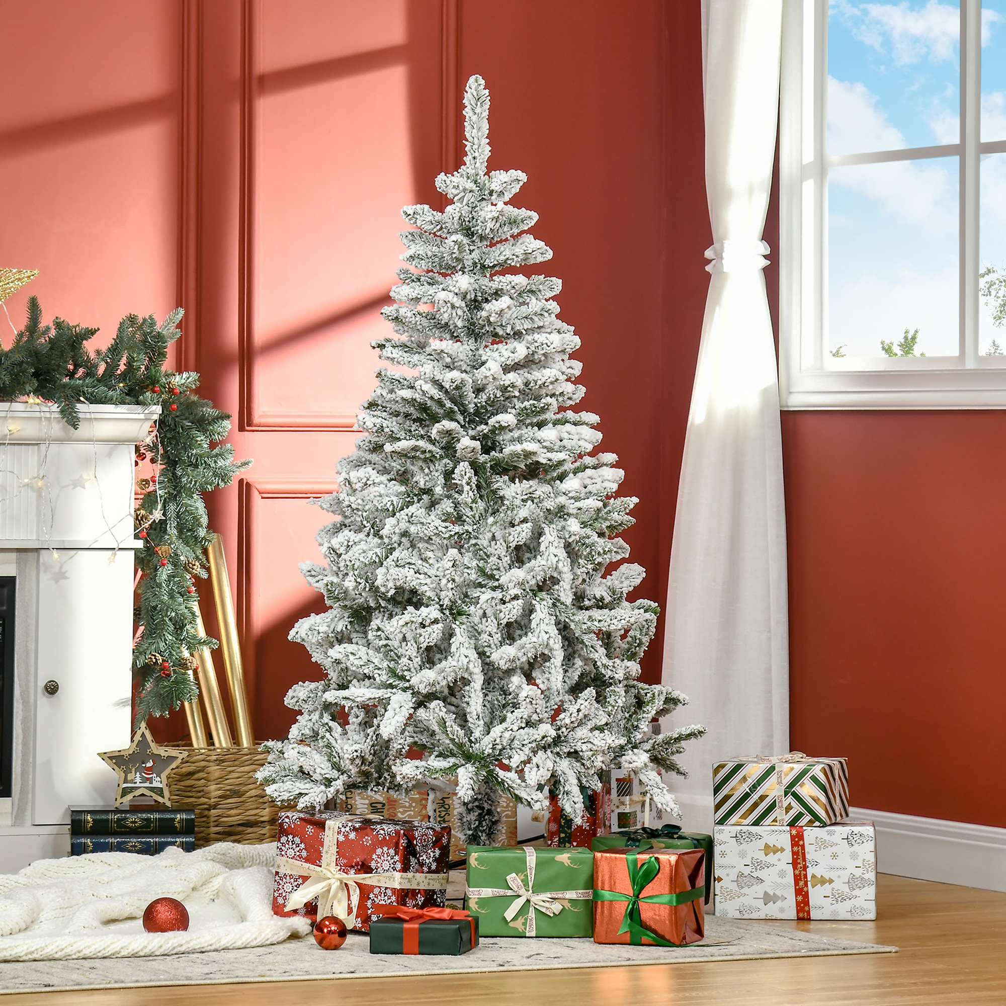 Un árbol de Navidad en una habitación con regalos y decoraciones. Paredes rojas y una ventana con cielo azul.