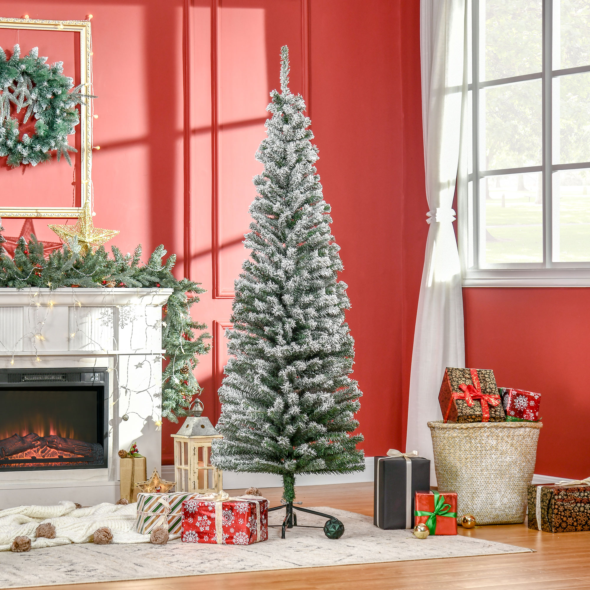 Un árbol de Navidad decorado en una habitación. Los regalos están debajo del árbol cerca de una chimenea.