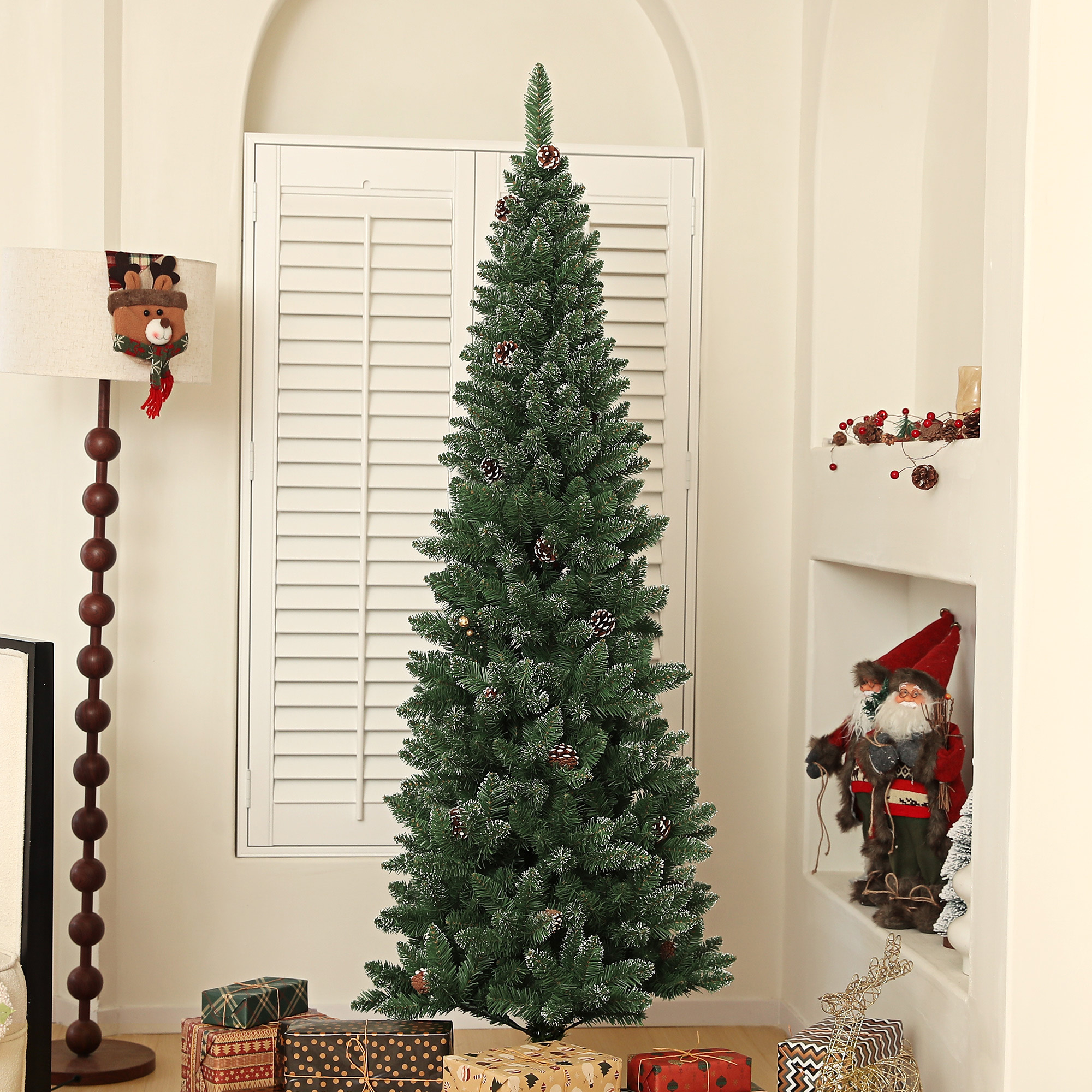 Árbol de Navidad en una habitación, decorado con adornos, regalos en la parte inferior.