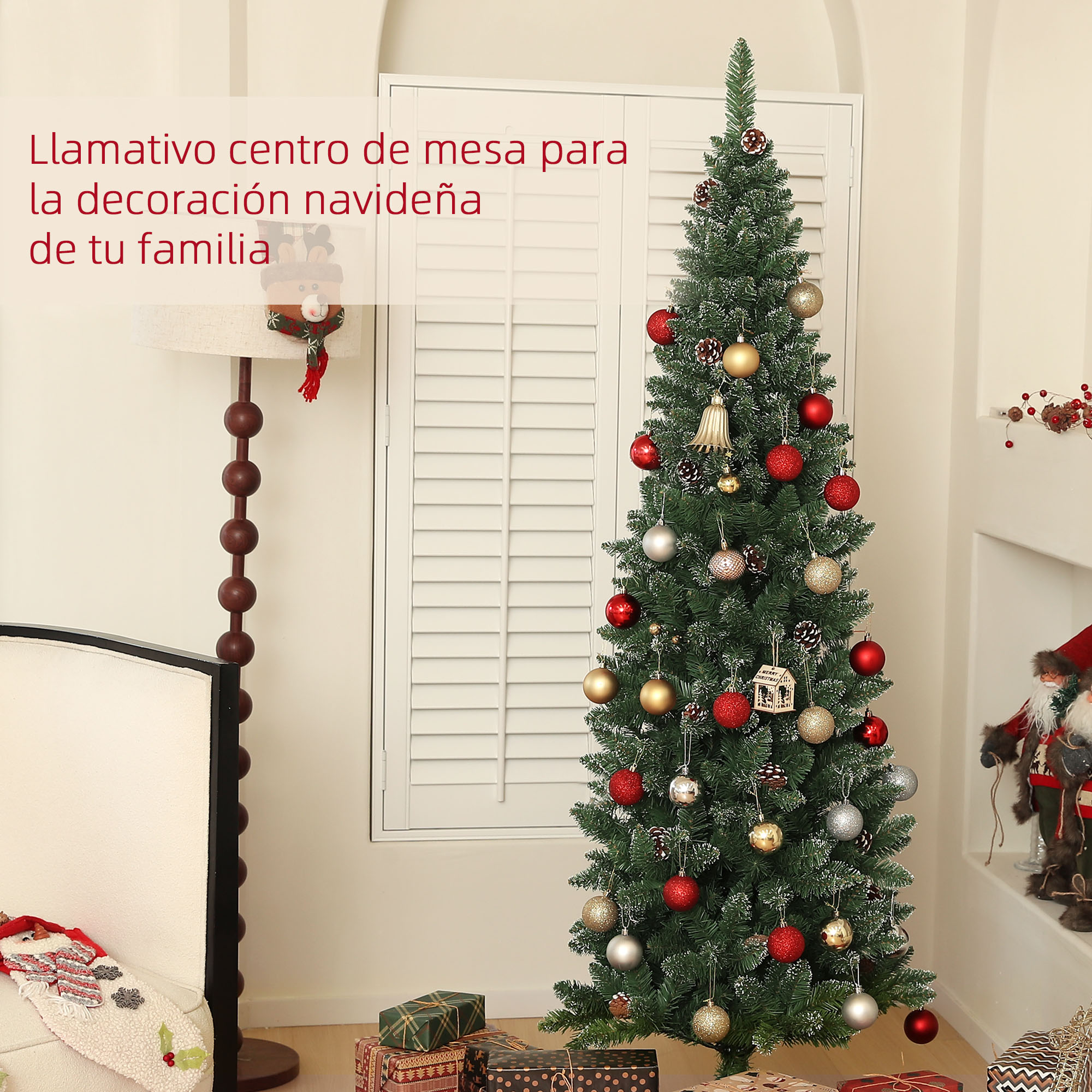 Un árbol de Navidad decorado, con adornos, regalos y una lámpara, en una habitación.