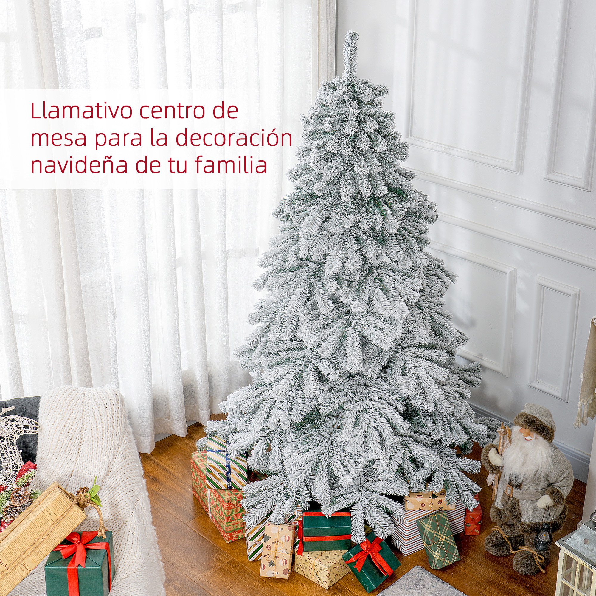 Un árbol de Navidad cubierto de nieve con regalos debajo, junto a un sofá y un Papá Noel.
