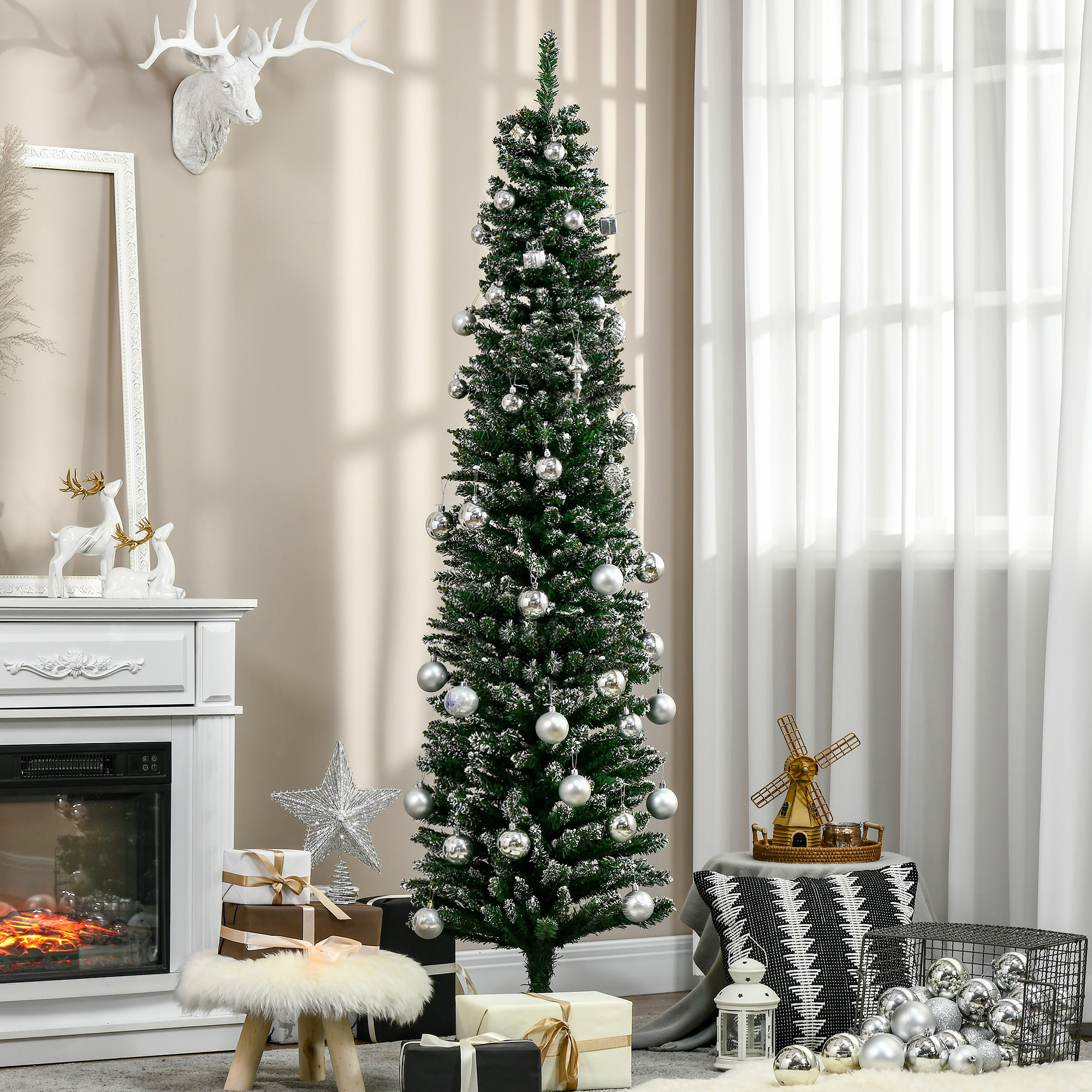 Árbol de Navidad alto y decorado con adornos plateados. Regalos debajo.