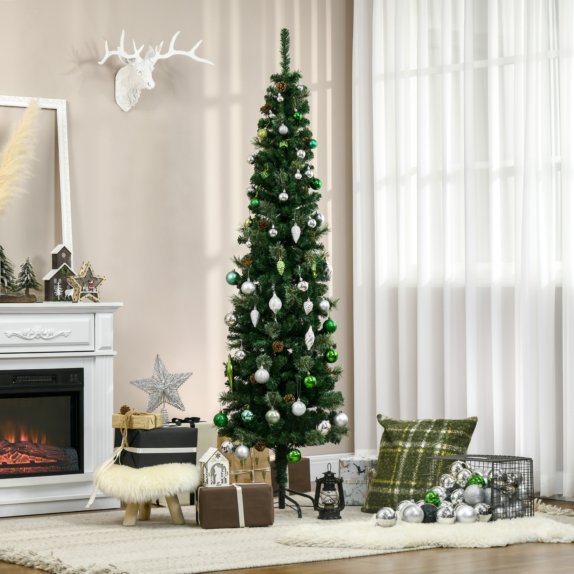 Árbol de Navidad decorado en un ambiente, con regalos y adornos.