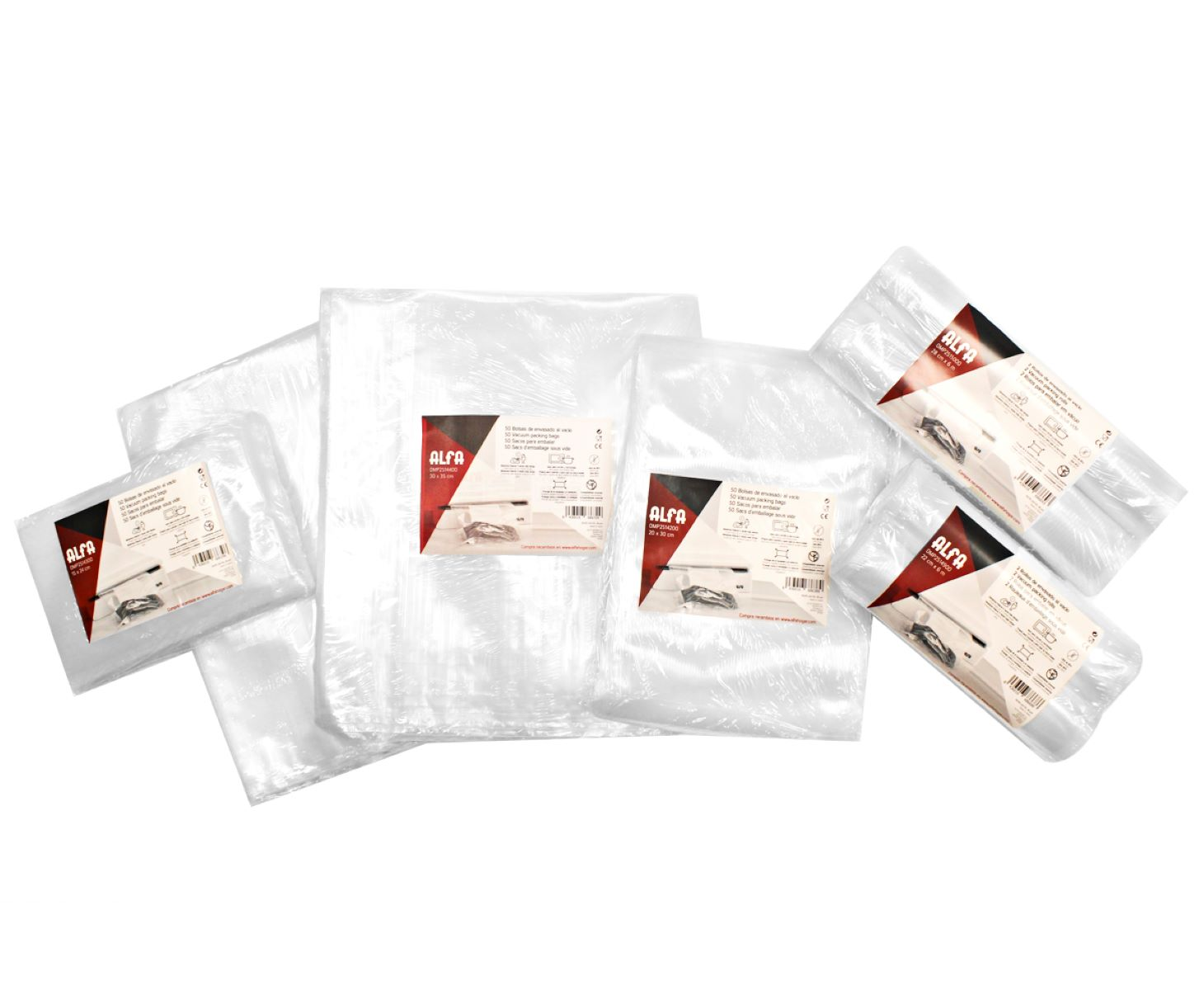 Varias bolsas de embalaje de plástico transparente de diferentes tamaños, apiladas sobre fondo blanco.