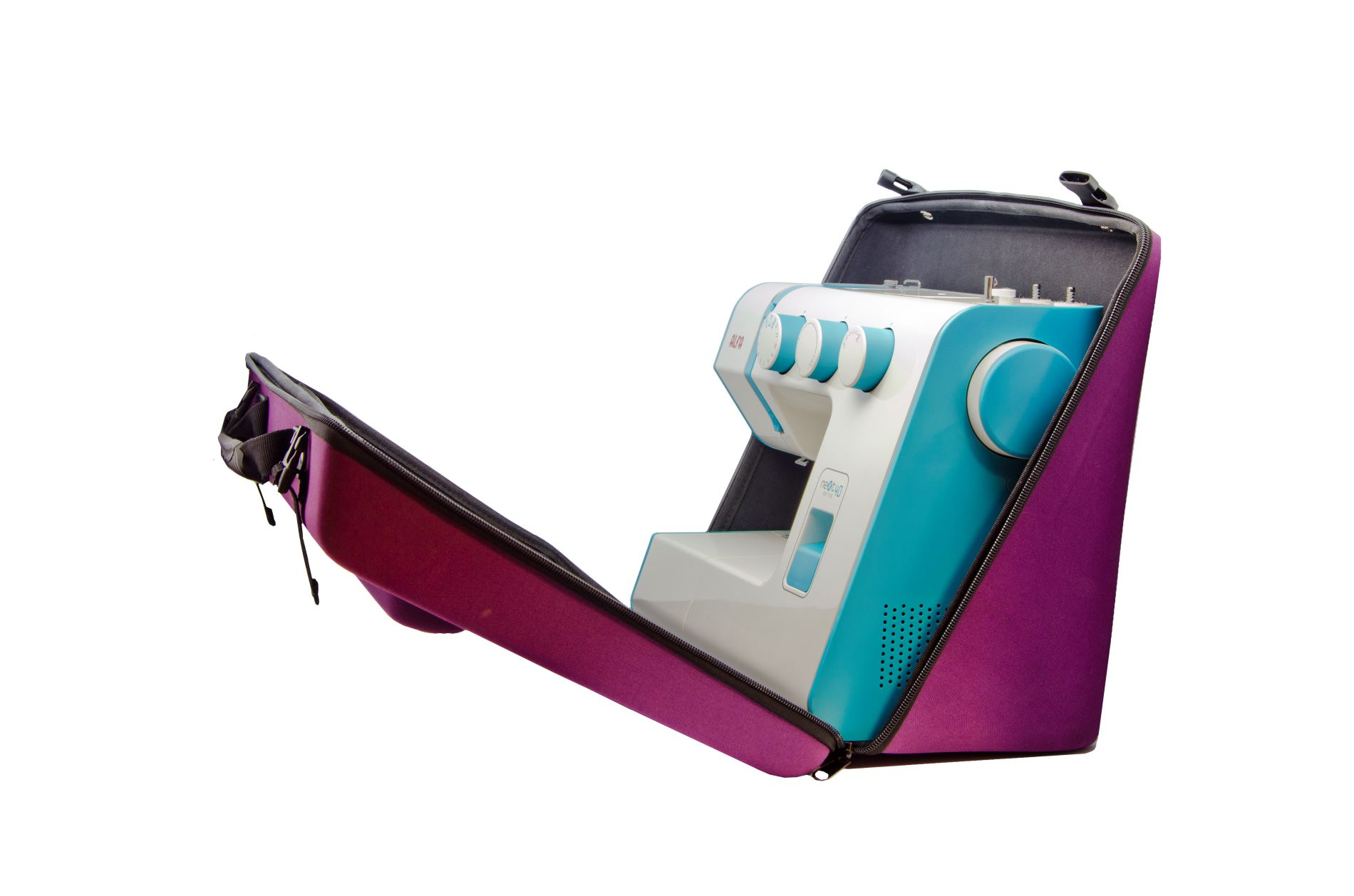 Máquina de coser en estuche de transporte púrpura abierto, sobre fondo blanco.