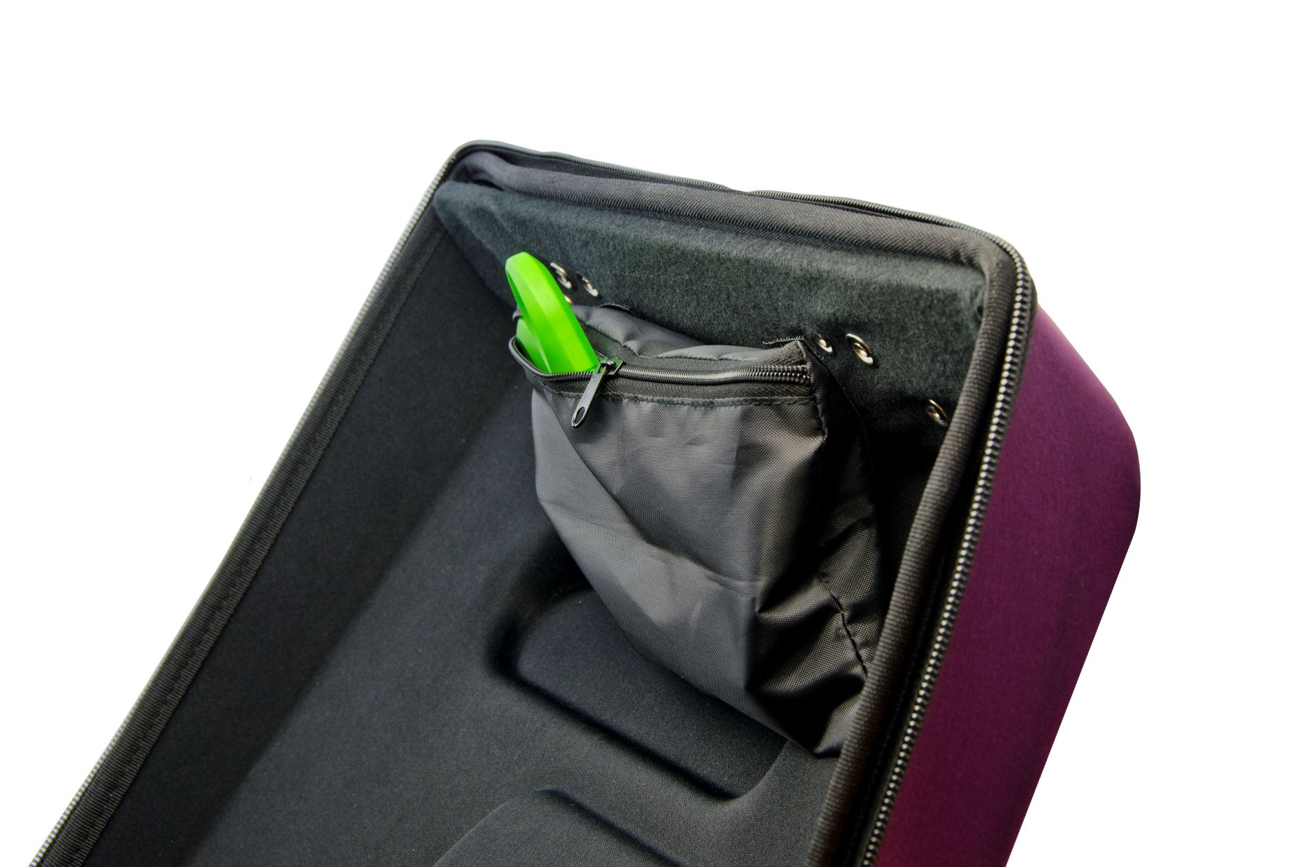 Dentro de un estuche morado: Un bolsillo negro con cremallera que contiene un bolígrafo verde.