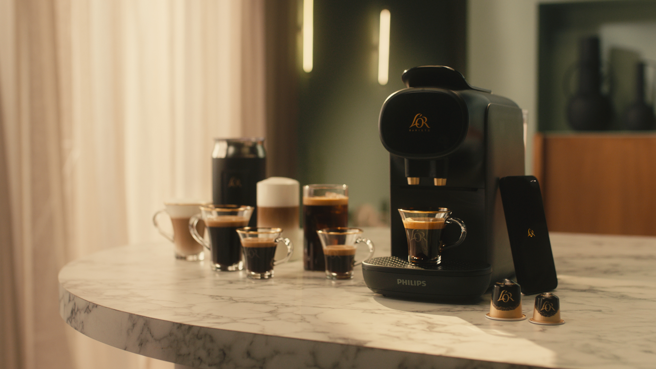 Ekspres do kawy z filiżankami. Pierwszy plan: ekspres i filiżanki. Tło: rozmyty pokój.