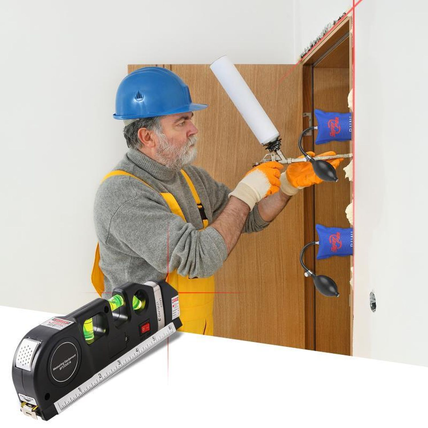Ein Bauarbeiter verwendet Schaum und Werkzeuge, um einen Türrahmen zu montieren.