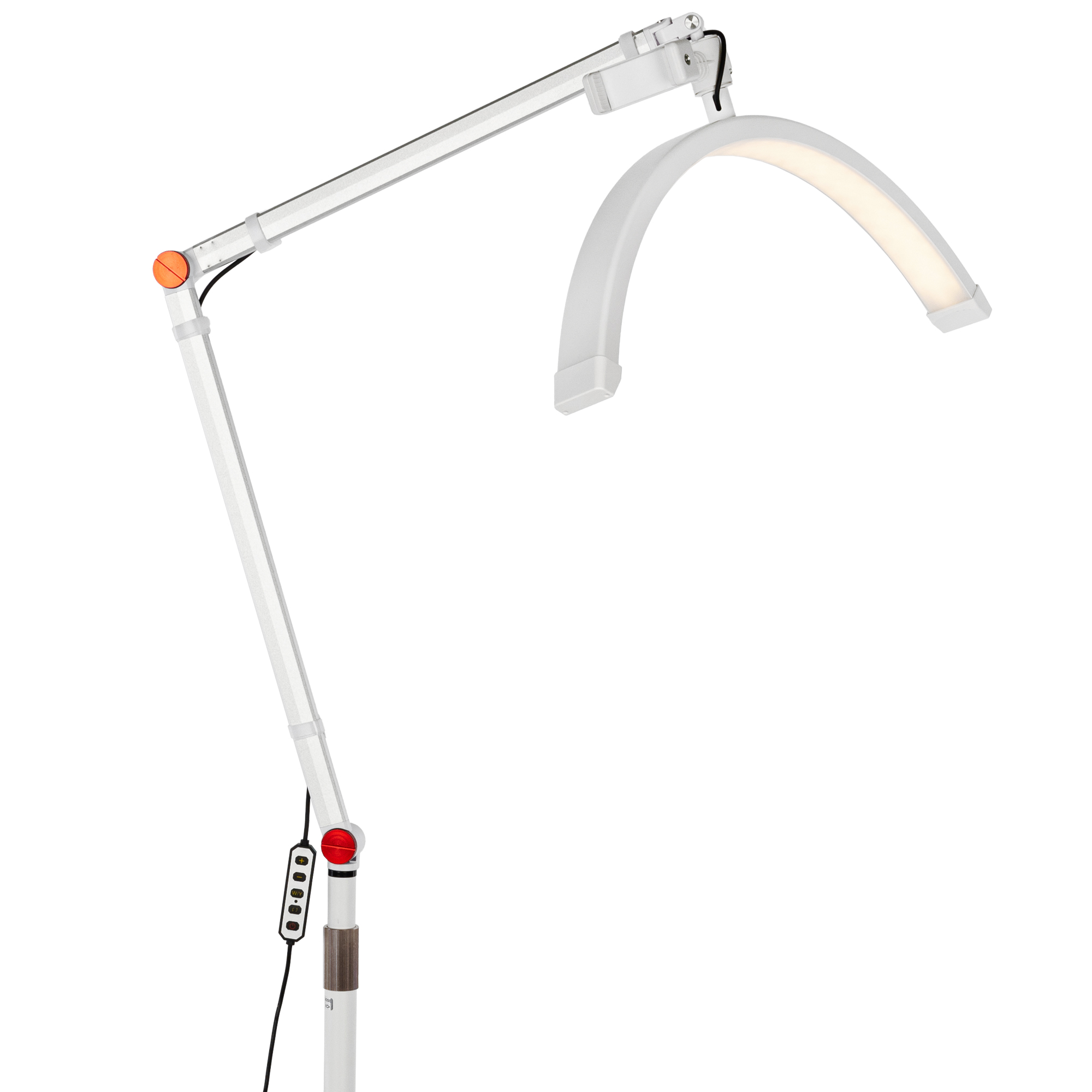 Eine weiße und silberne, verstellbare Stehlampe mit gebogenem Leuchtenkopf, auf weißem Hintergrund.