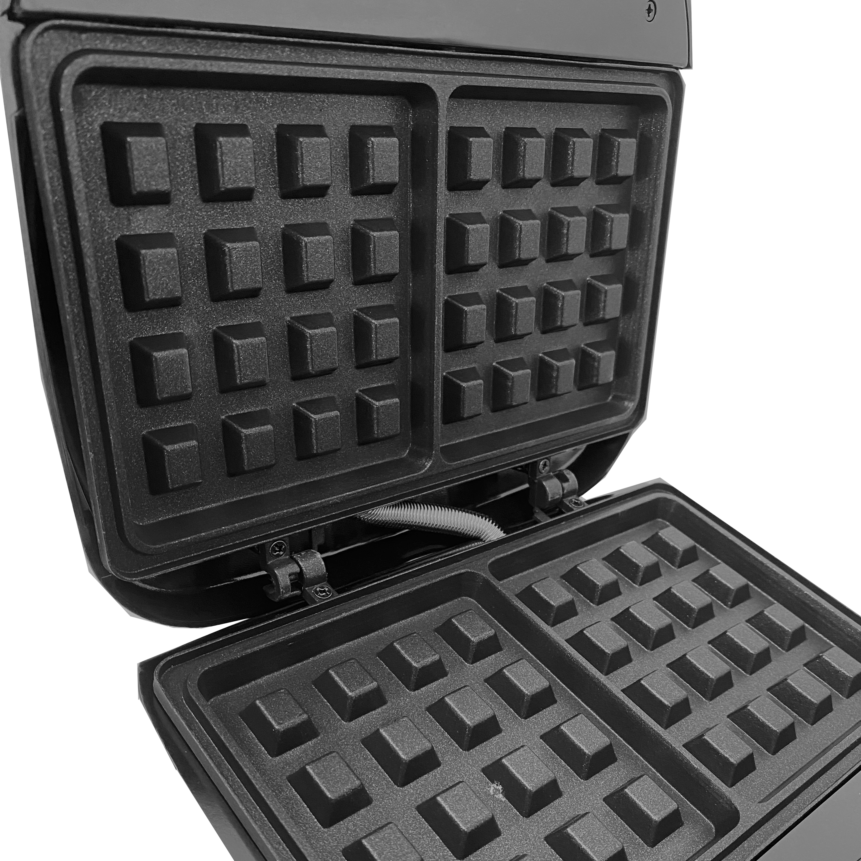Una macchina per waffle nera, aperta e vuota, che mostra le griglie per waffle. Sfondo bianco.