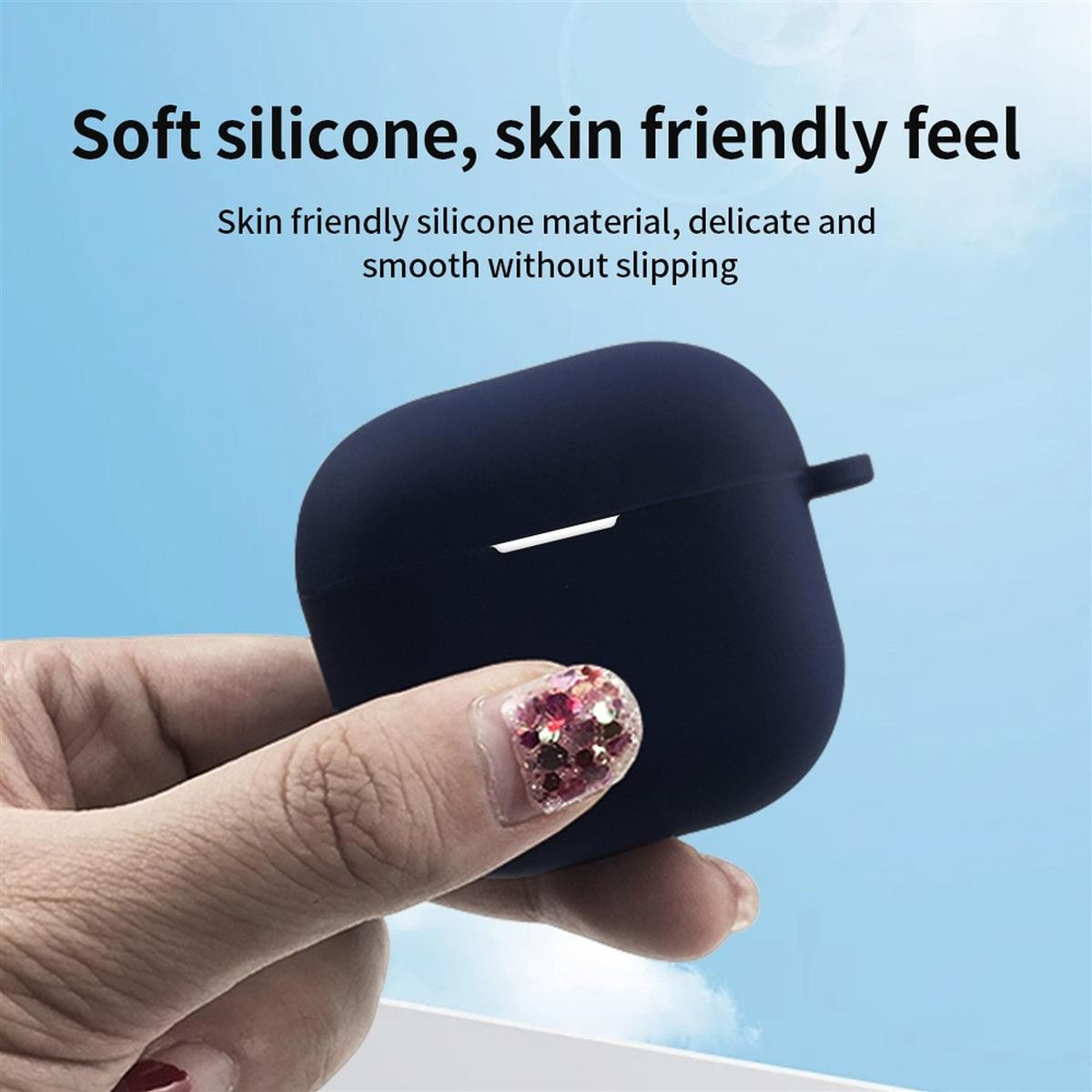 Eine Hand hält eine dunkelblaue AirPods-Hülle. Die Hülle ist quadratisch mit kleinem weißen Licht oben.