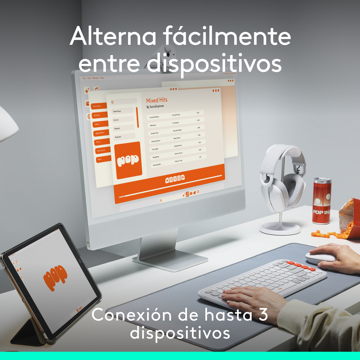 Konfiguracja biurka z komputerem, tabletem i słuchawkami. Tekst: 'Łatwo przełączaj się między urządzeniami'.