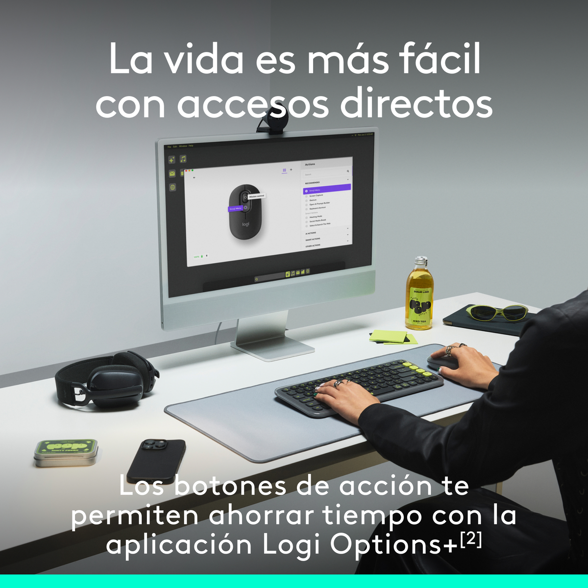 Osoba korzystająca z komputera. Wyświetlanie klawiatury, myszy i innych akcesoriów. Białe biurko.