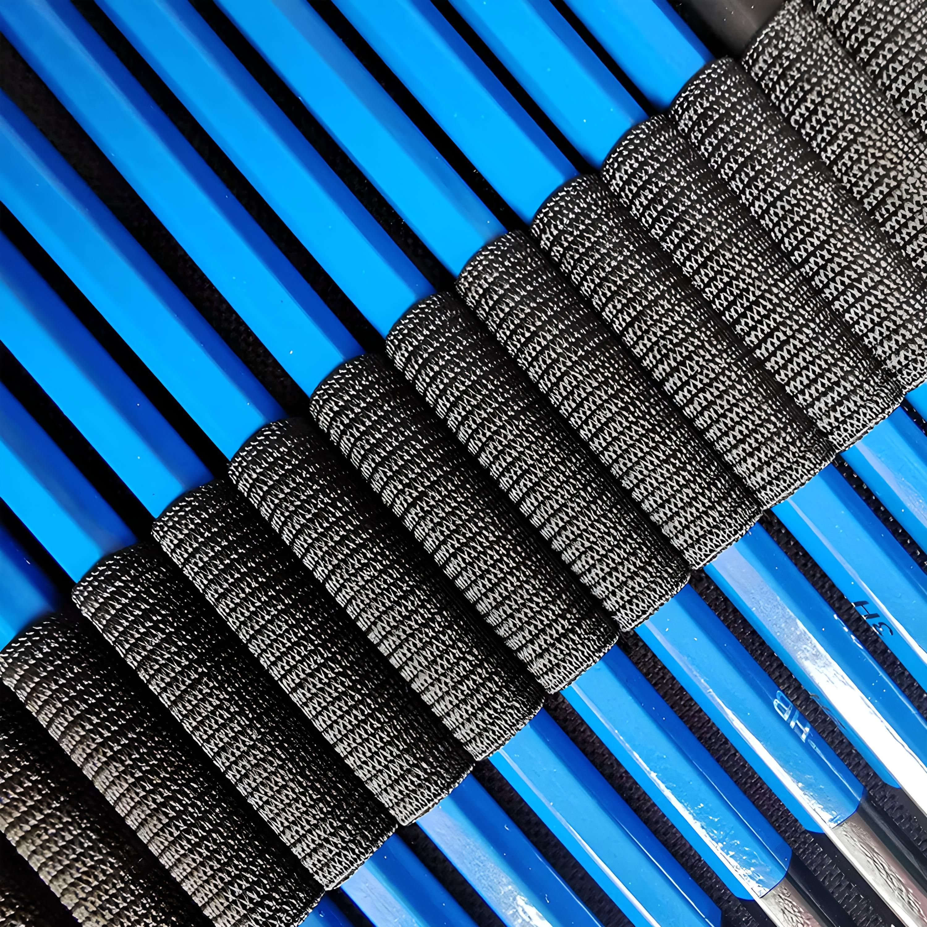 Nahaufnahme von blauen Bleistiften in einem schwarzen Stoff-Stifteetui. Bleistifte sind diagonal, schwarzer Stoff strukturiert.