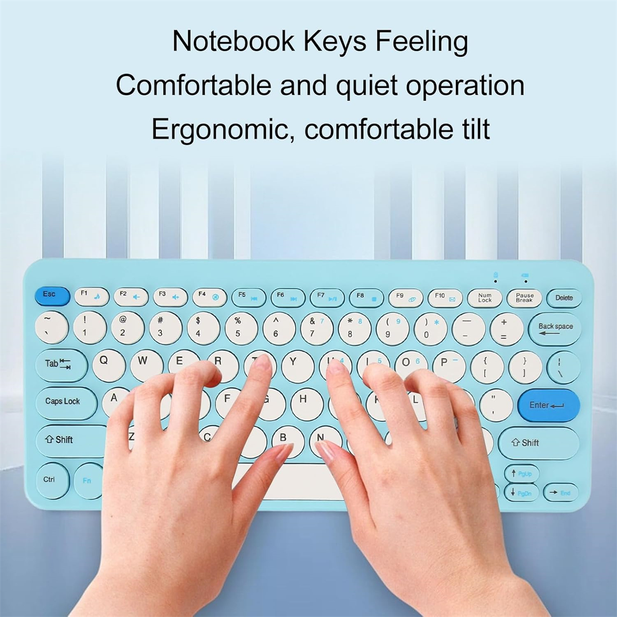 Hände tippen auf einer blauen, drahtlosen Tastatur mit weißen Tasten.