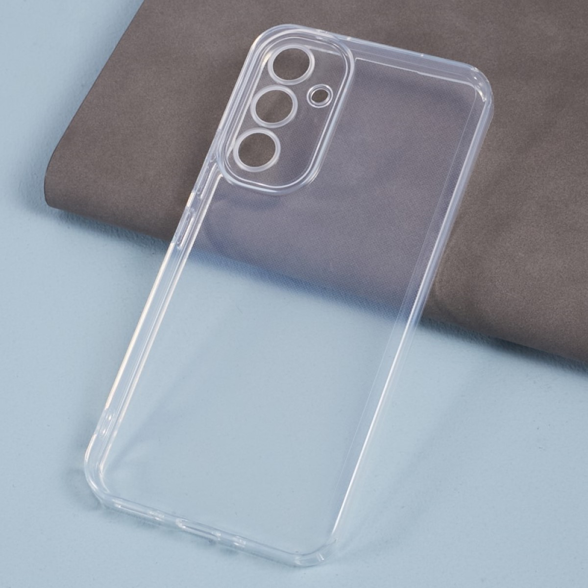 Eine transparente Handyhülle auf einer blauen Oberfläche.