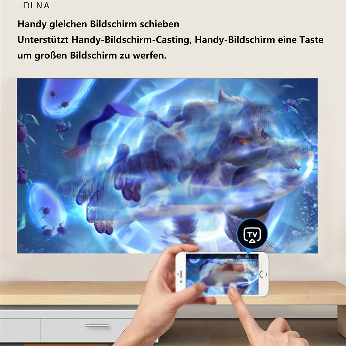Eine Person hält ein Telefon, das Inhalte auf einen großen Bildschirm überträgt. Ein TV-Symbol ist sichtbar.