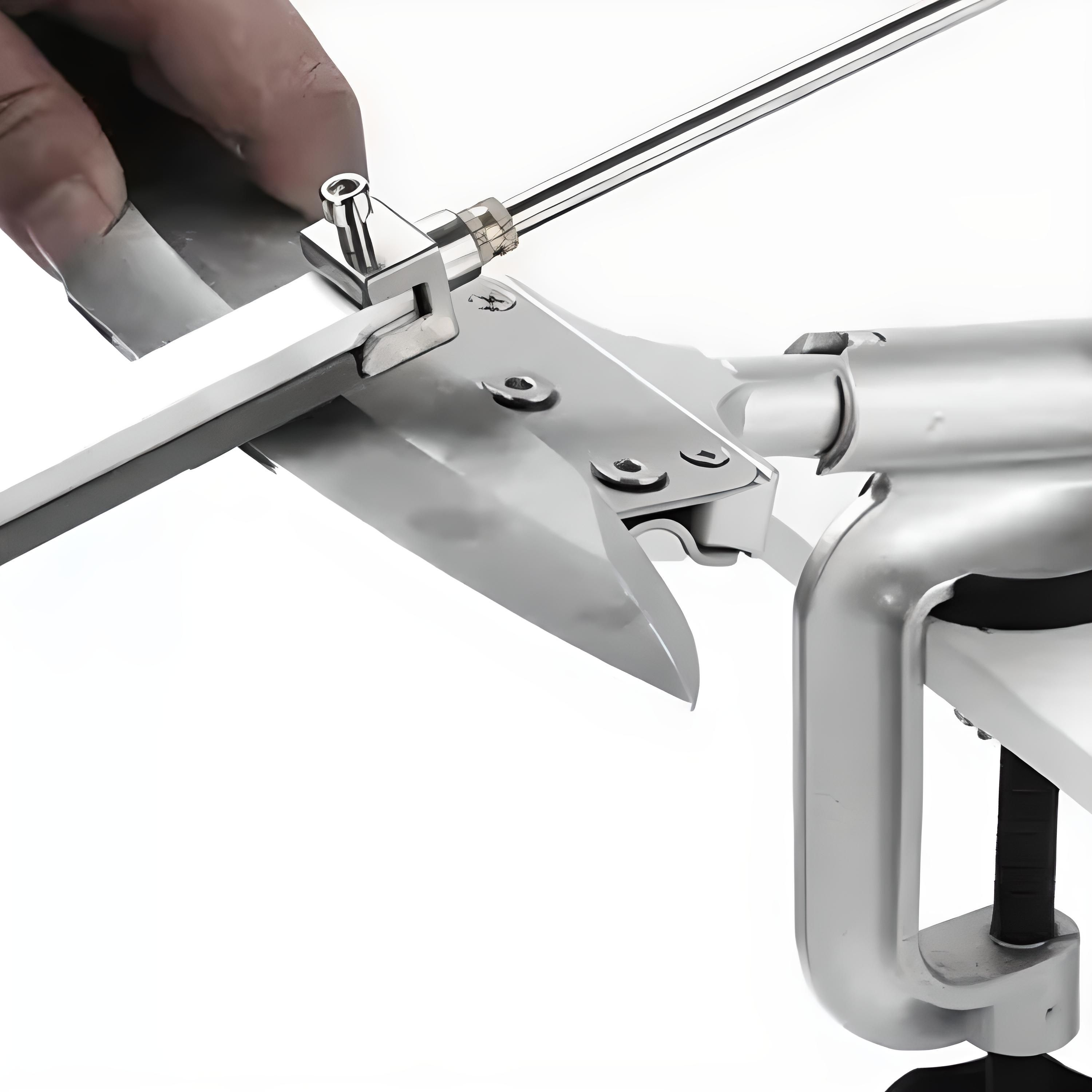 Ein Metallwerkzeug zum Schärfen von Messern. Es ist an einer Oberfläche befestigt, und ein Messer liegt daran an.