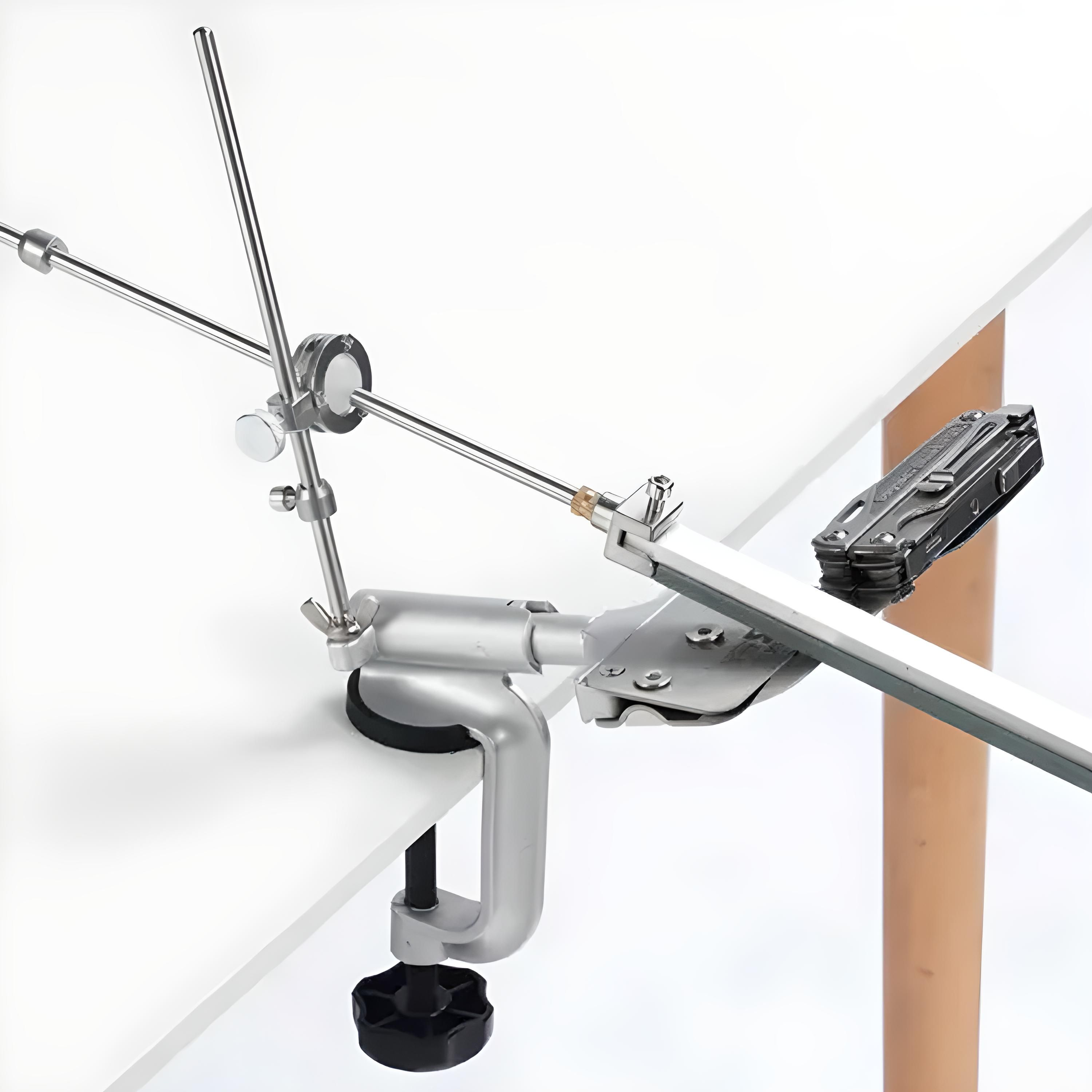 Messerschärfwerkzeug auf weißem Tisch, mit Multitool-Messer rechts.