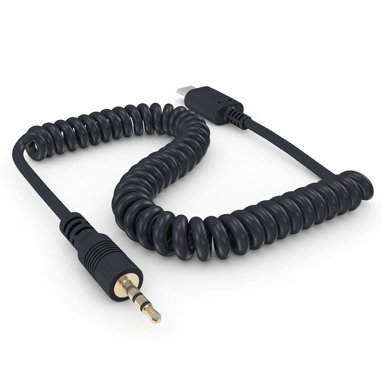 Ein schwarzes, spiralförmiges Audiokabel mit 3,5-mm-Klinke und USB-C-Anschluss, isoliert auf Weiß.