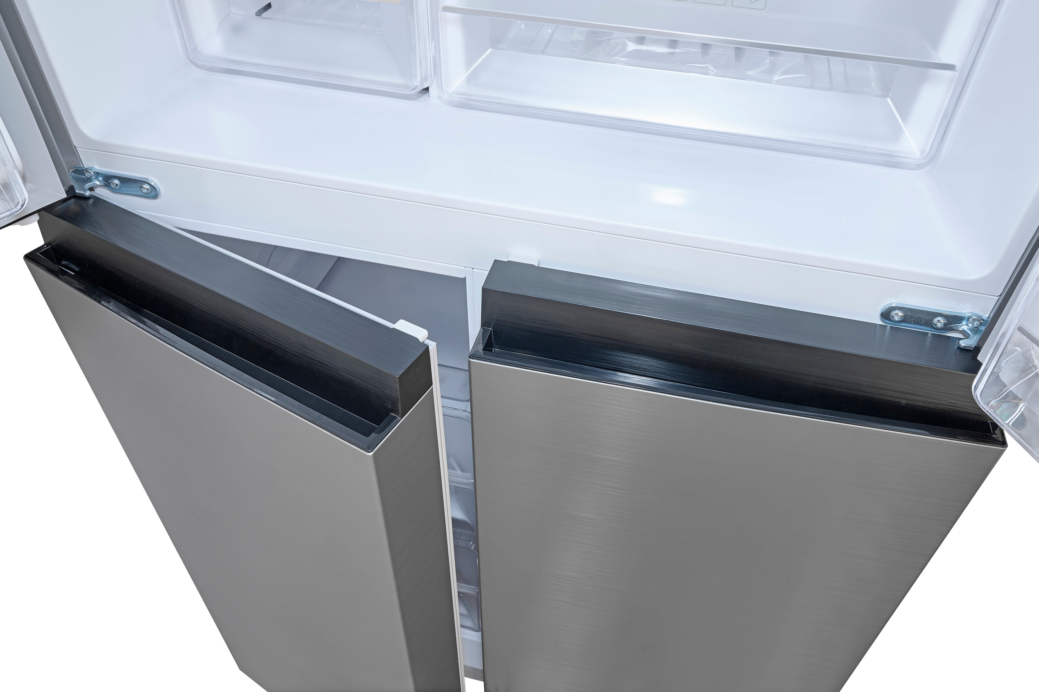 Refrigerador plateado con cuatro puertas abiertas, mostrando estantes y cajones.
