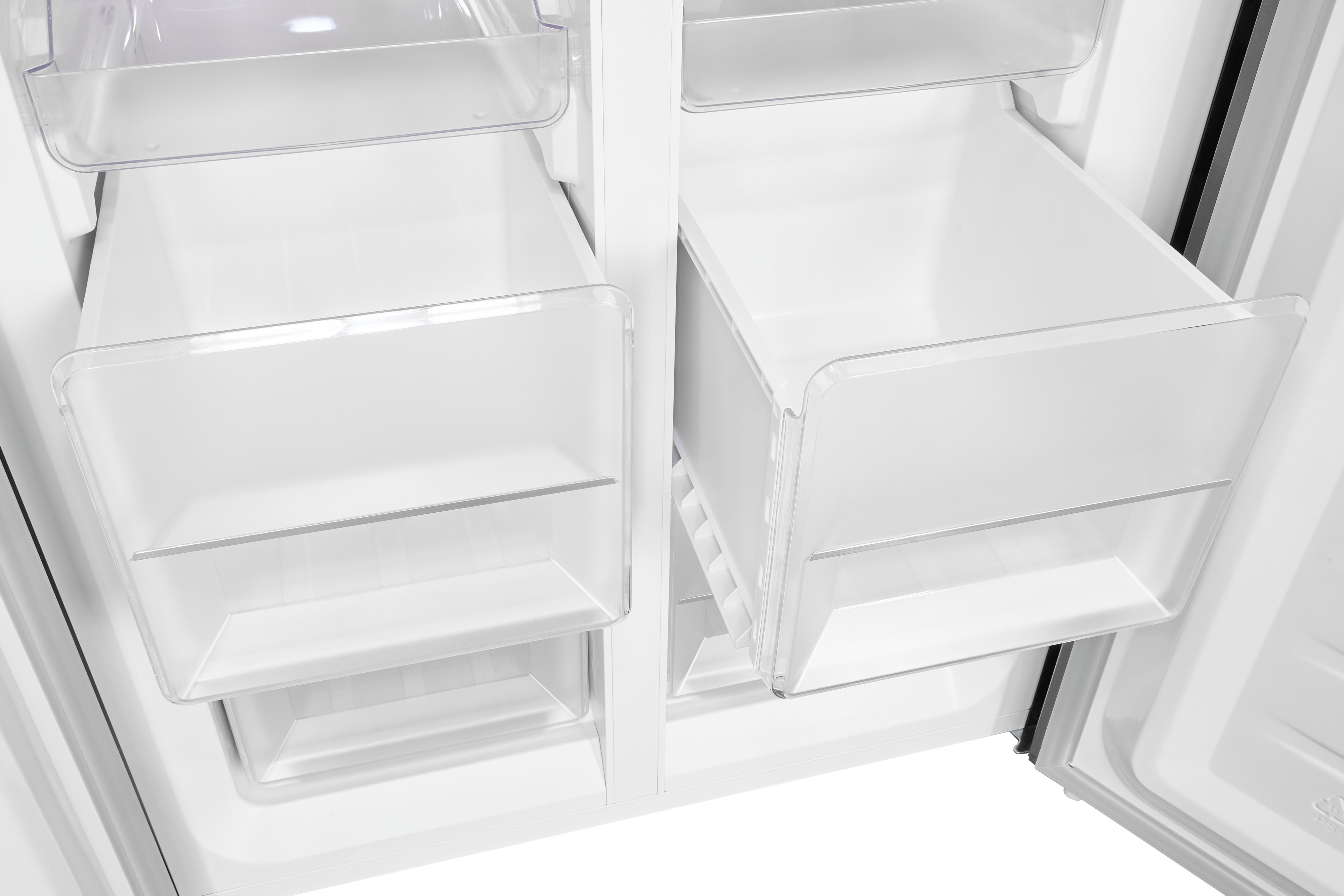 Refrigerador abierto con cajones blancos vacíos. Se ven contenedores y estantes de plástico transparente. Toma interior.