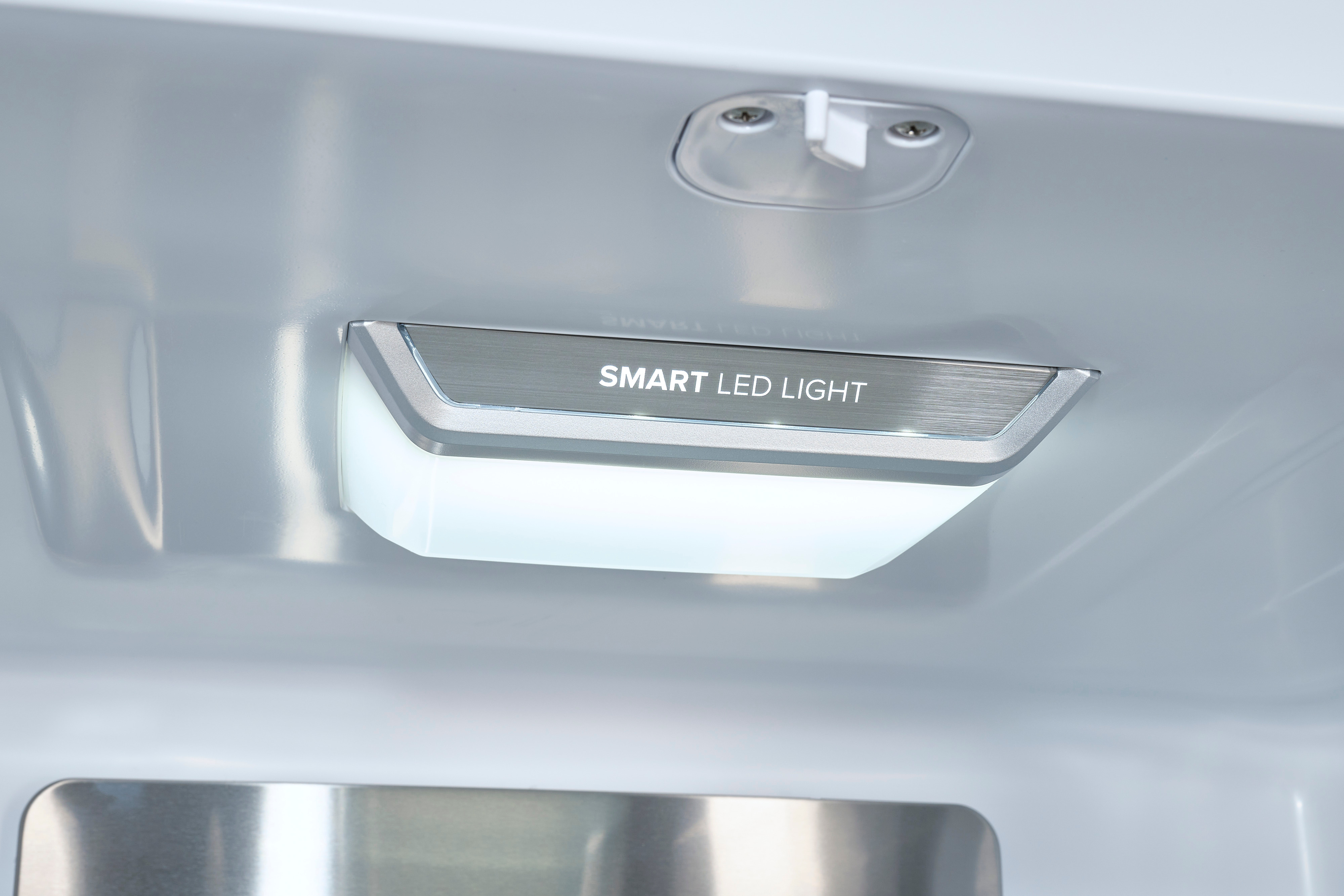 Innenraum eines Kühlschranks mit einer hellen, rechteckigen SMART LED LIGHT-Leuchte an der Decke installiert.