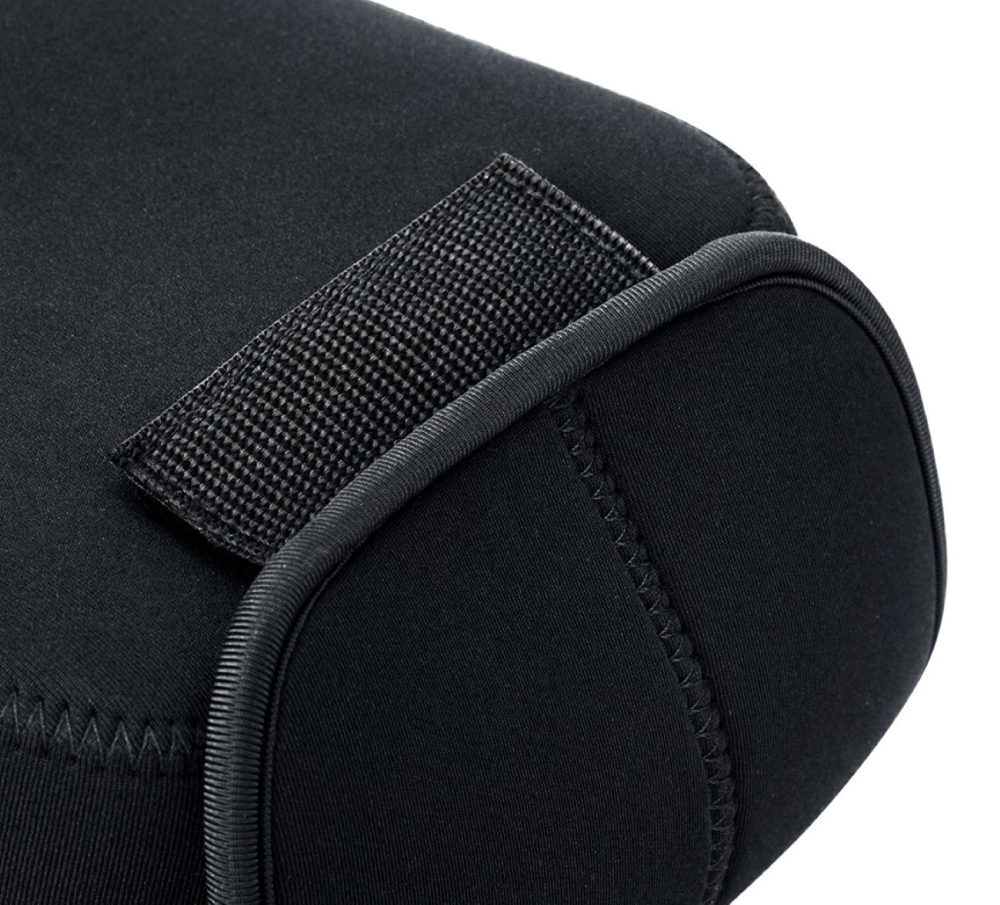 Nahaufnahme einer schwarzen Neopren-Kameraabdeckung mit gewebtem Riemen.
