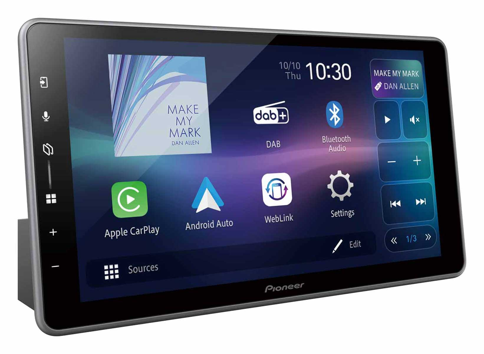 Autoradio mit schwarzem Rahmen und Touchscreen. Der Bildschirm zeigt die Uhrzeit, Radiooptionen und Bedienelemente.