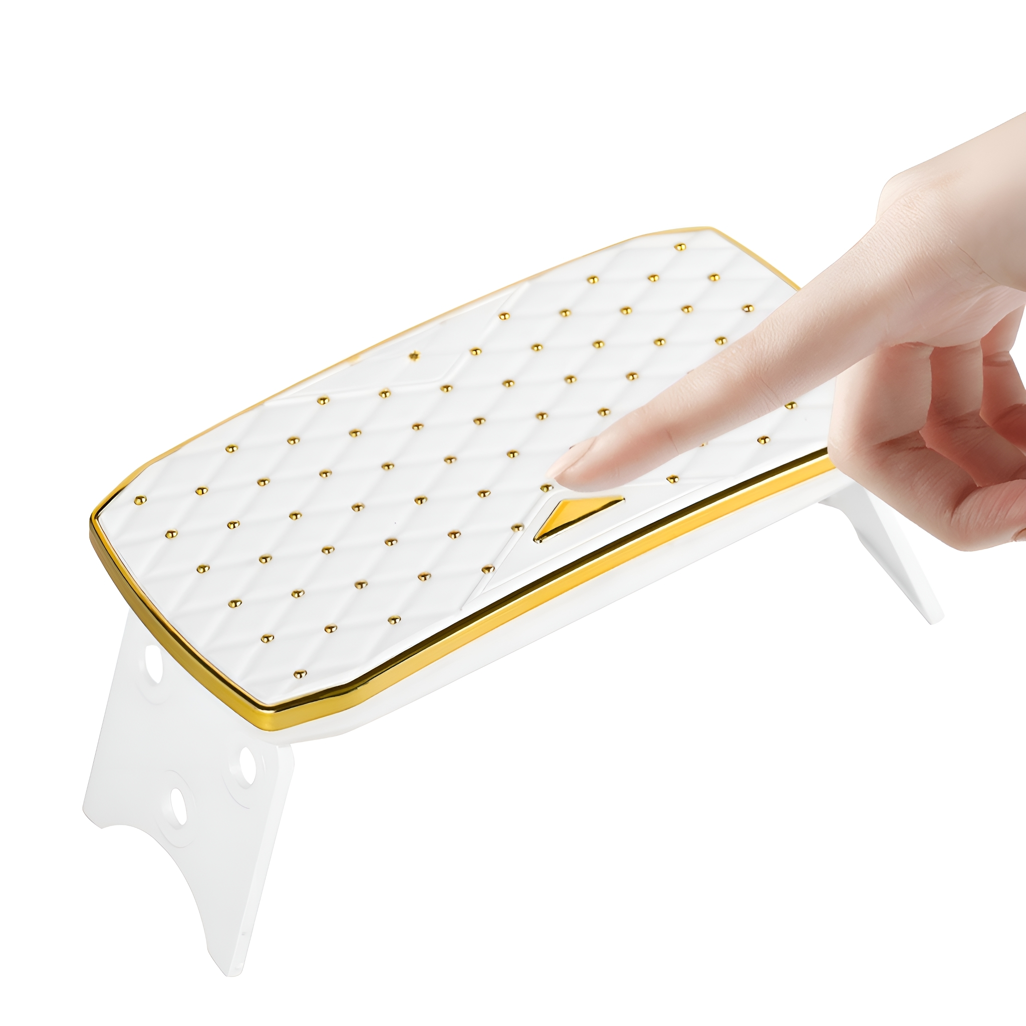 Eine weiße Nagellampe mit goldenen Akzenten. Eine Hand berührt den Aktivierungsknopf.
