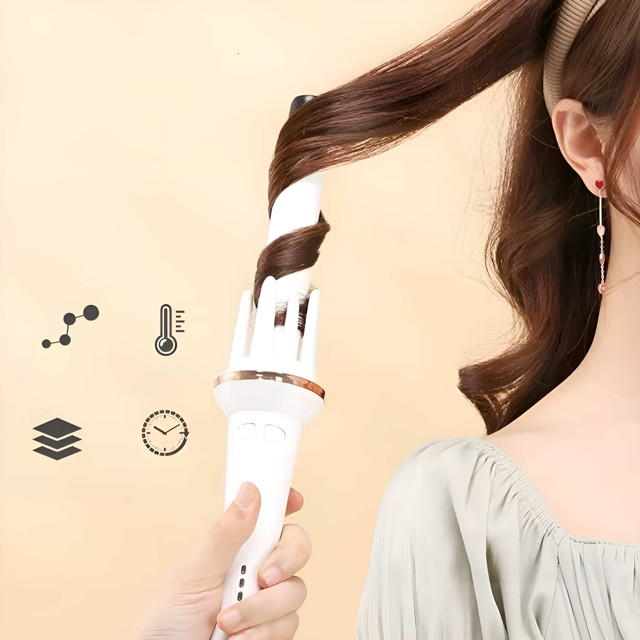 Frau lockt Haare mit Gerät. Gerät ist weiß, Haare braun.