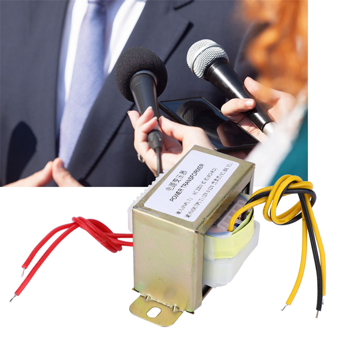 Ein Transformator mit Drähten vor Personen, die Mikrofone und ein Telefon halten.