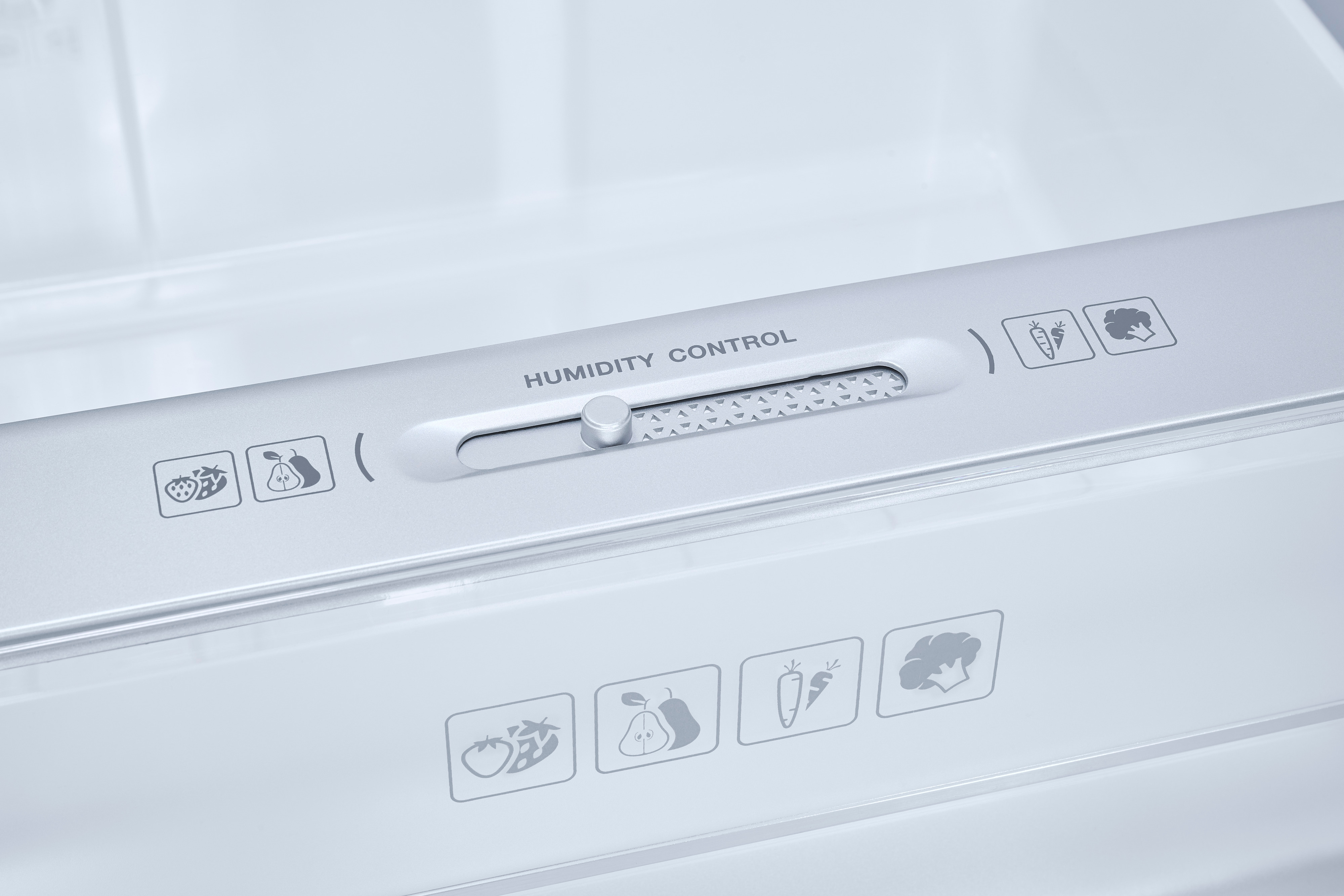 Primer plano del panel de control de humedad de un refrigerador.