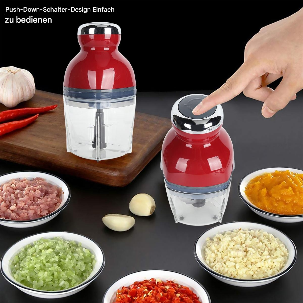 Ein roter Zerkleinerer mit einem Finger, der den Knopf drückt. Schalen enthalten gehackte Lebensmittel.
