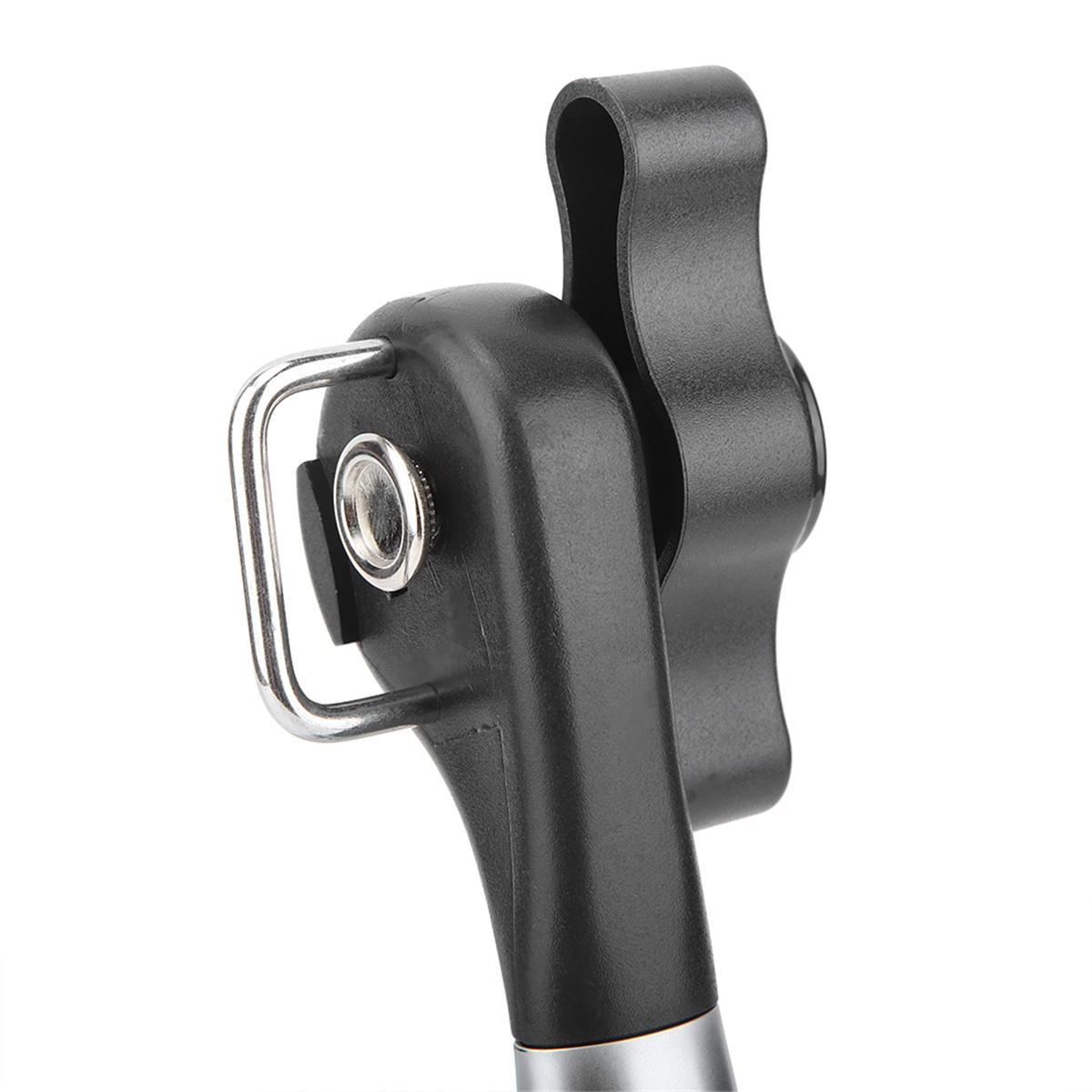 Nahaufnahme eines schwarzen Dosenöffners, der den Griff und den Drehmechanismus zeigt.