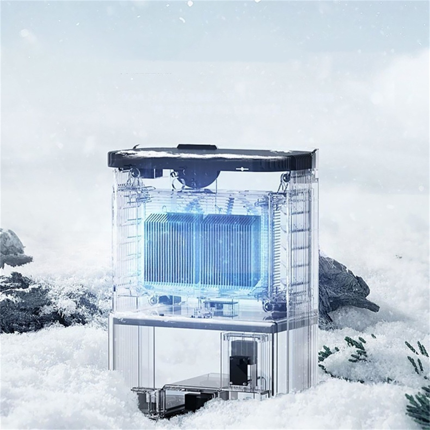 Klarer, transparenter Kühler mit blauem Kern, im Schnee. Hintergrund ist eine Schneelandschaft.