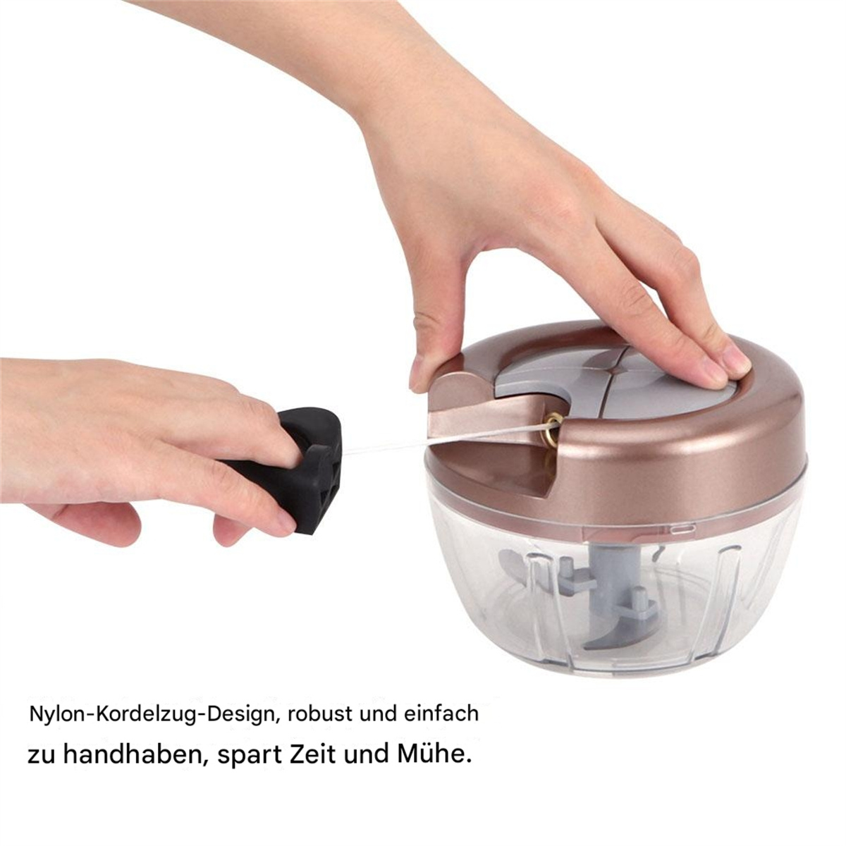 Hände benutzen einen manuellen Zerkleinerer, wobei das weiße Kabel gezogen wird.